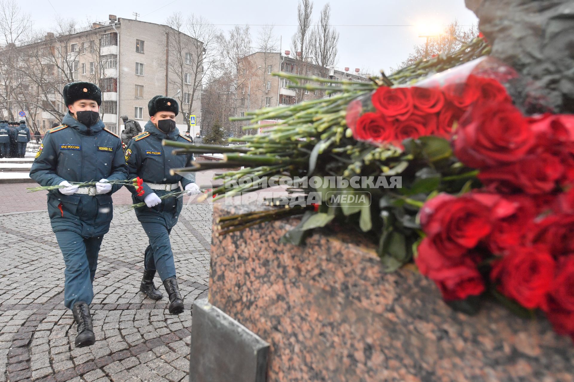 Москва. Возложение цветов к памятнику московским пожарным, спасателям и ветеранам МЧС в день празднования 30 летия создания МЧС у  Главного управления  МЧС России.