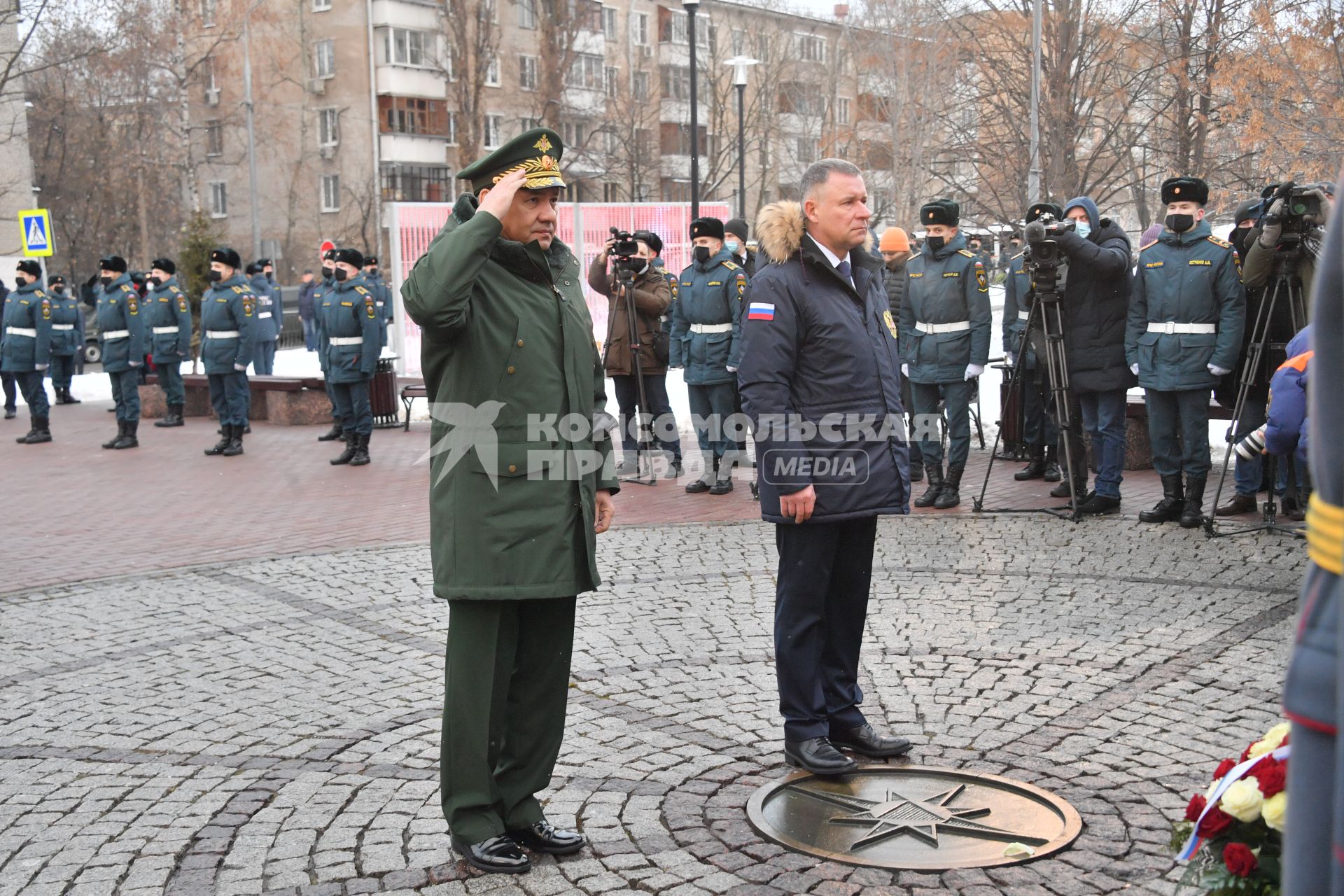 Москва. Министр обороны РФ Сергей Шойгу (слева) и министр РФ по делам гражданской обороны, чрезвычайным ситуациям и ликвидации последствий стихийных бедствий Евгений Зиничев  во время празднования 30 летия создания МЧС у  Главного управления  МЧС России.