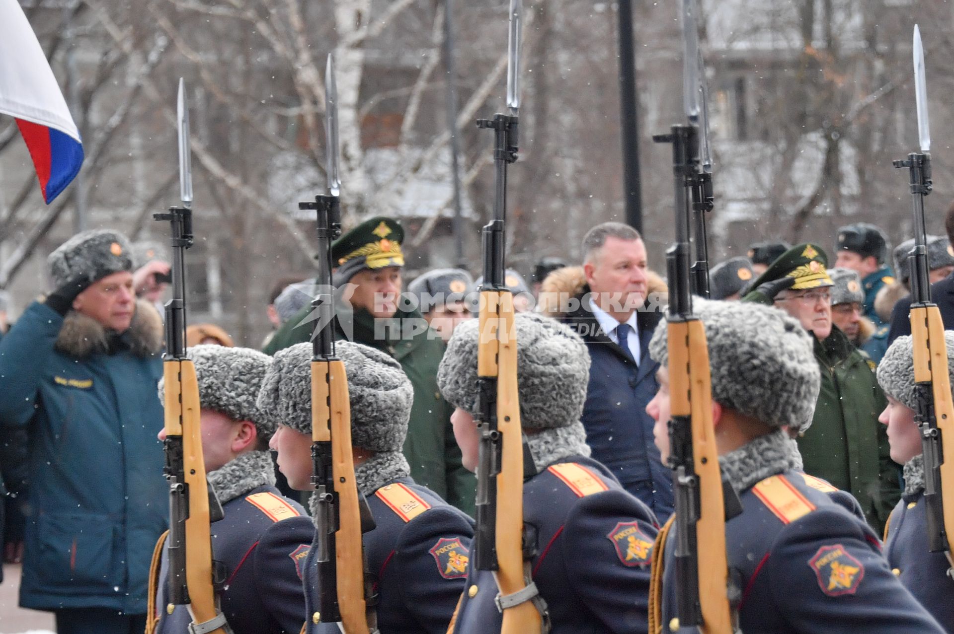 Москва. Министр обороны РФ Сергей Шойгу (в центре) и министр РФ по делам гражданской обороны, чрезвычайным ситуациям и ликвидации последствий стихийных бедствий Евгений Зиничев  во время празднования 30 летия создания МЧС у  Главного управления  МЧС России.