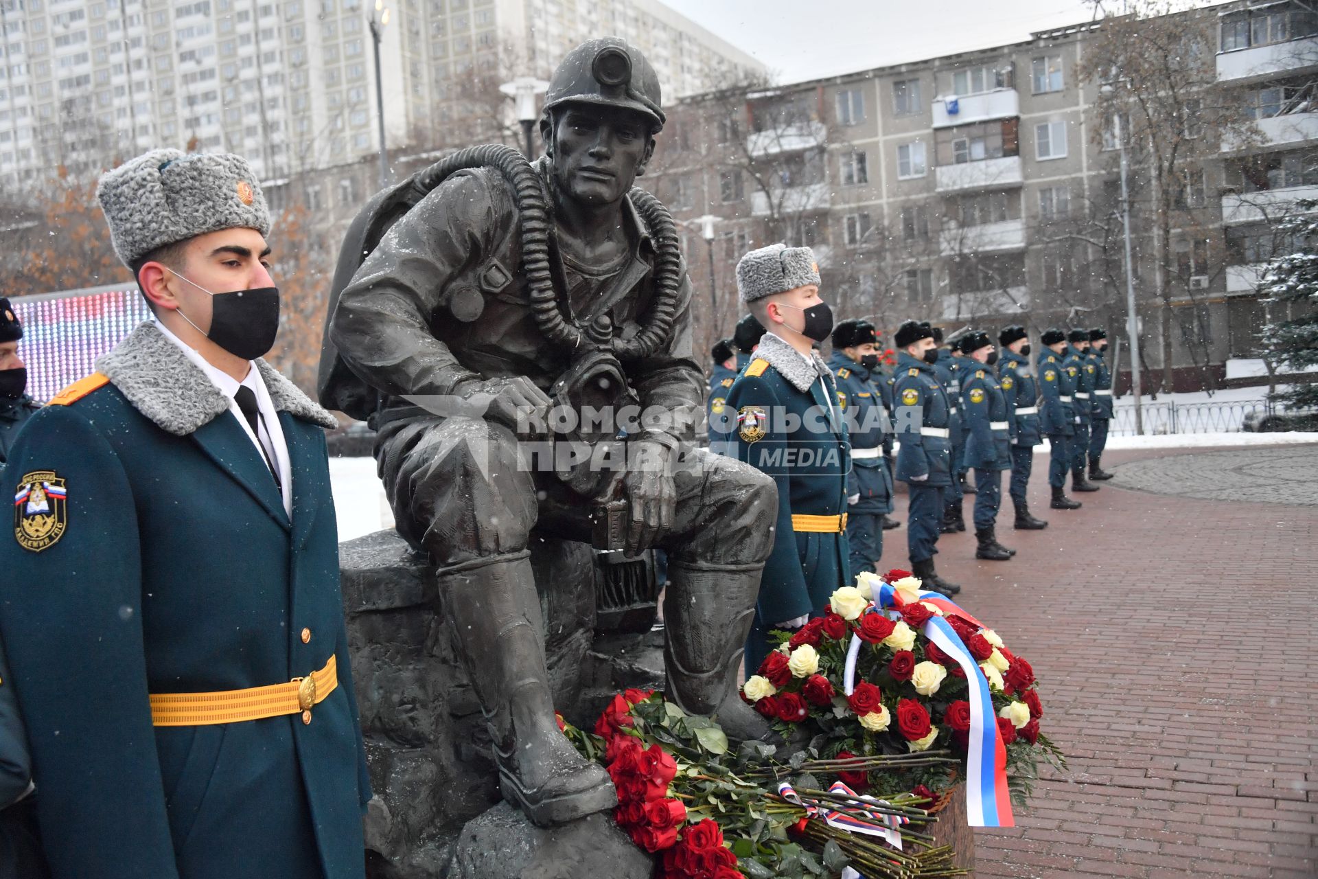 Москва. Возложение цветов к памятнику московским пожарным, спасателям и ветеранам МЧС в день празднования 30 летия создания МЧС у  Главного управления  МЧС России.