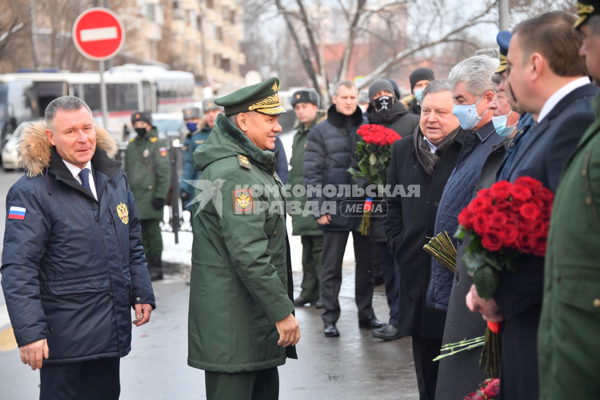 Москва. Министр обороны РФ Сергей Шойгу (в центре) и министр РФ по делам гражданской обороны, чрезвычайным ситуациям и ликвидации последствий стихийных бедствий Евгений Зиничев  во время празднования 30 летия создания МЧС у  Главного управления  МЧС России.