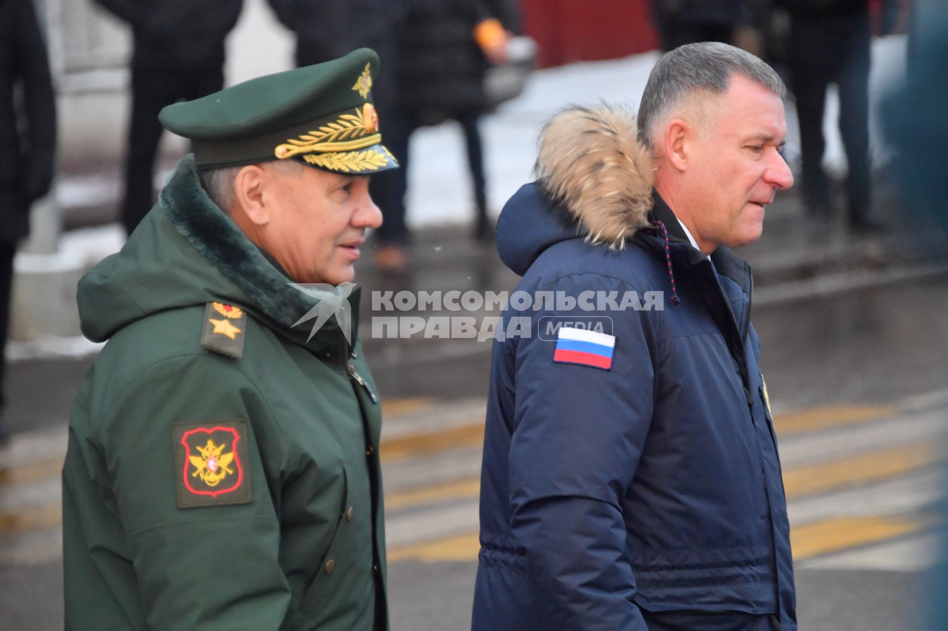 Москва. Министр обороны РФ Сергей Шойгу (слева) и министр РФ по делам гражданской обороны, чрезвычайным ситуациям и ликвидации последствий стихийных бедствий Евгений Зиничев  во время празднования 30 летия создания МЧС у  Главного управления  МЧС России.