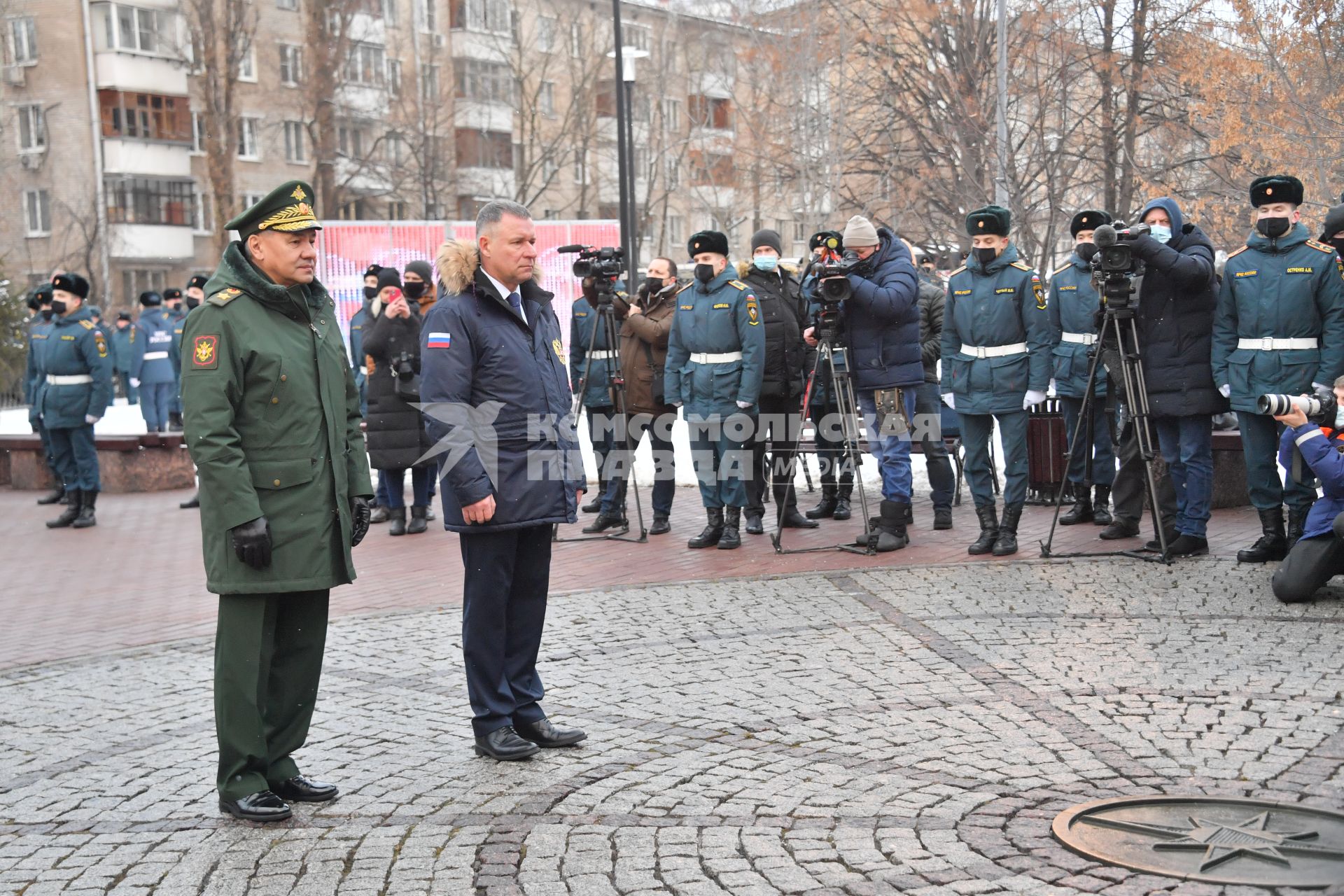 Москва. Министр обороны РФ Сергей Шойгу (слева) и министр РФ по делам гражданской обороны, чрезвычайным ситуациям и ликвидации последствий стихийных бедствий Евгений Зиничев  во время празднования 30 летия создания МЧС у  Главного управления  МЧС России.