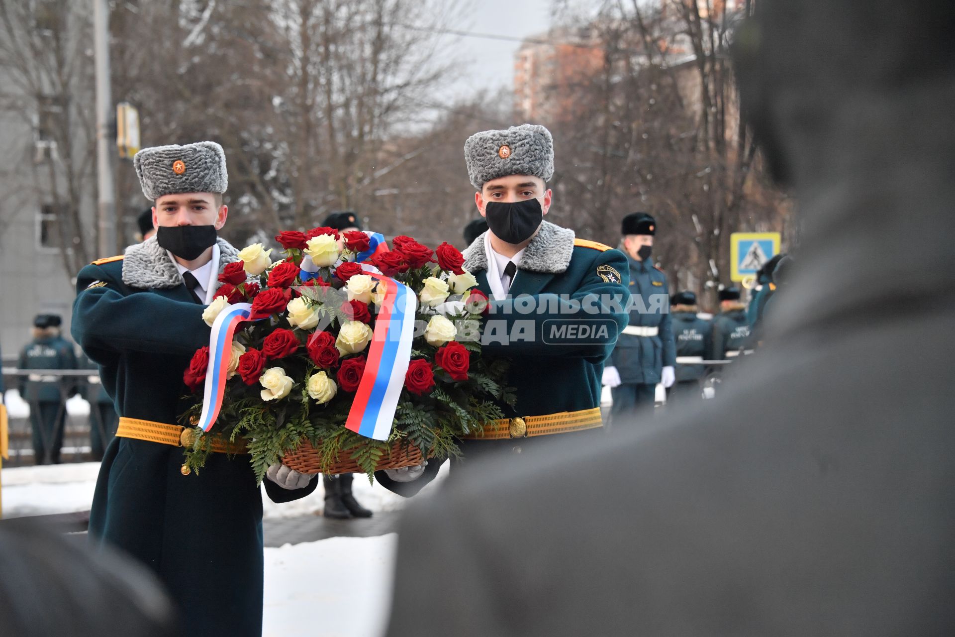 Москва. Возложение цветов к памятнику московским пожарным, спасателям и ветеранам МЧС в день празднования 30 летия создания МЧС у  Главного управления  МЧС России.