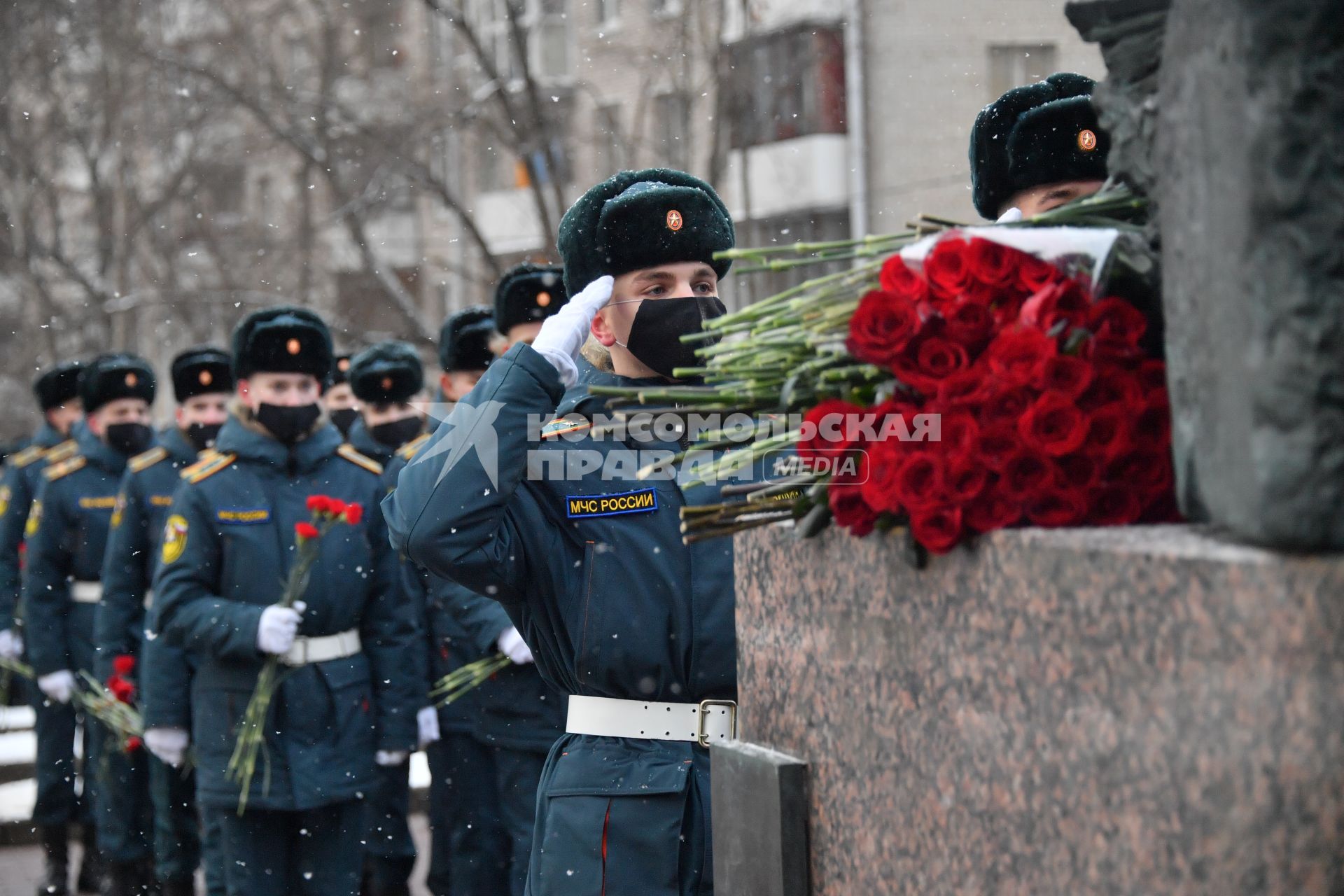 Москва. Возложение цветов к памятнику московским пожарным, спасателям и ветеранам МЧС в день празднования 30 летия создания МЧС у  Главного управления  МЧС России.