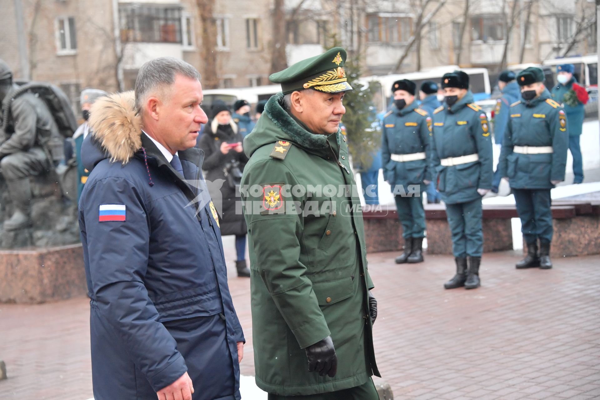 Москва. Министр обороны РФ Сергей Шойгу (слева) и министр РФ по делам гражданской обороны, чрезвычайным ситуациям и ликвидации последствий стихийных бедствий Евгений Зиничев  во время празднования 30 летия создания МЧС у  Главного управления  МЧС России.