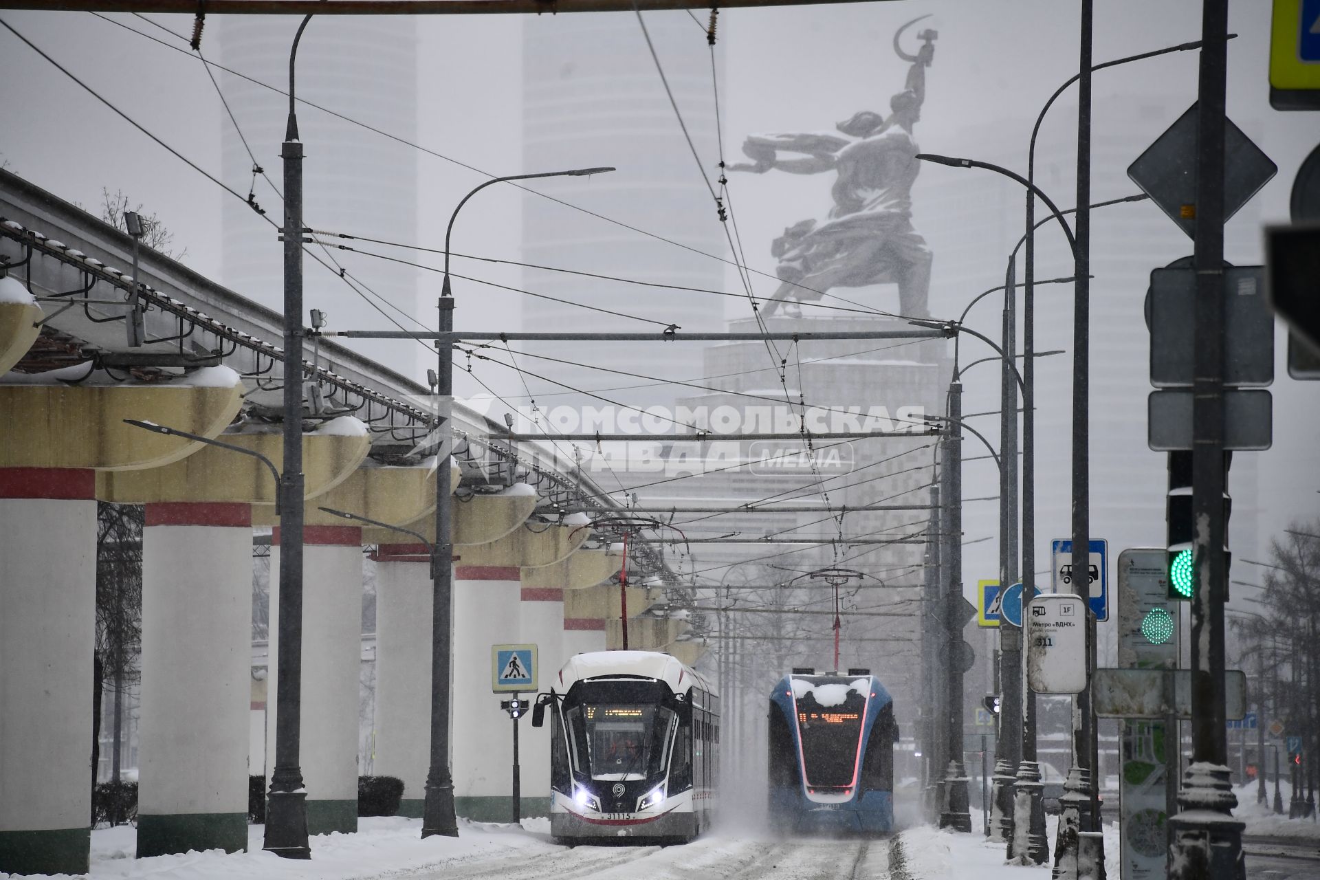 Москва.  Трамваи у ВДНХ.