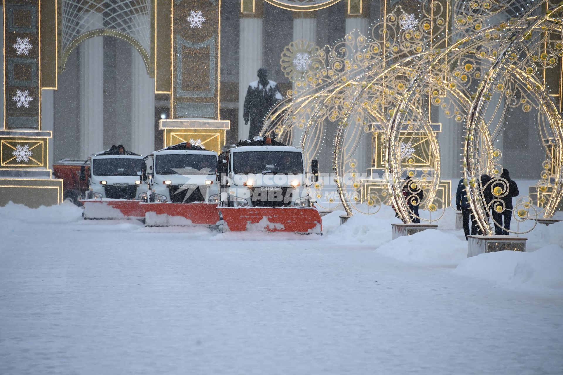 Москва. Снегоуборочная техника на территории ВДНХ.