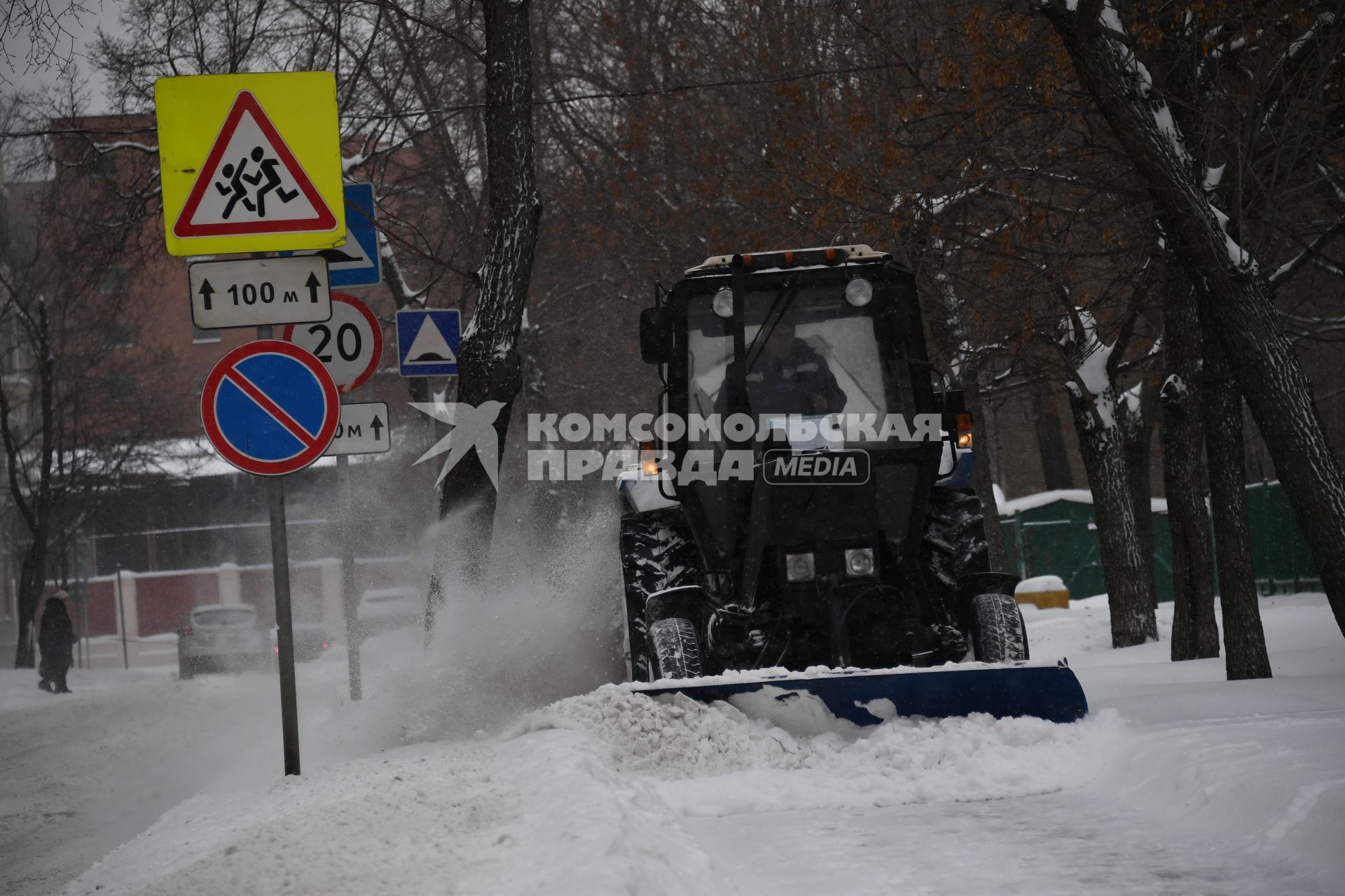 Москва.  Уборка снега на одной из улиц города.