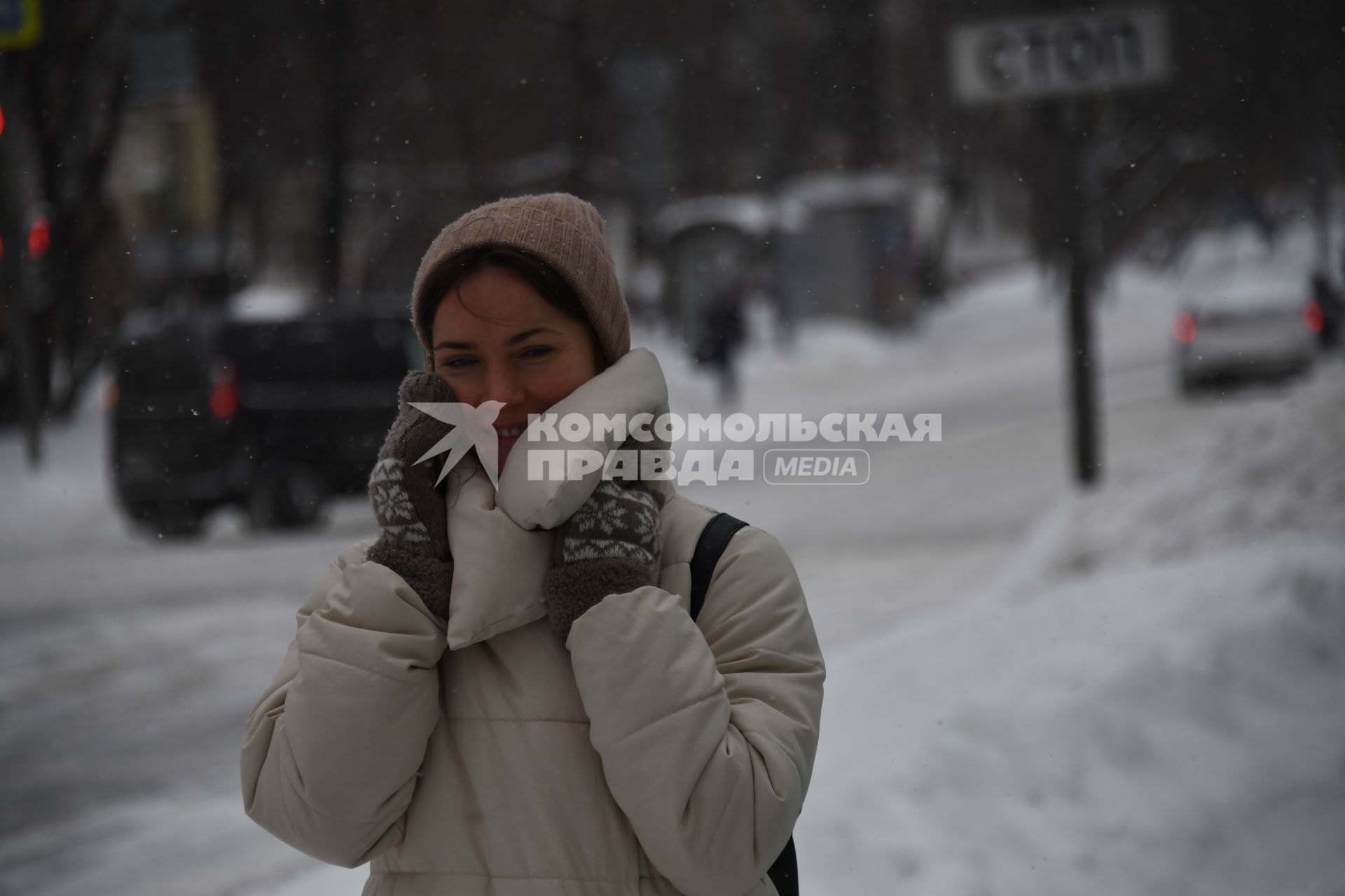 Москва. Девушка во время снегопада на одной из улиц города.