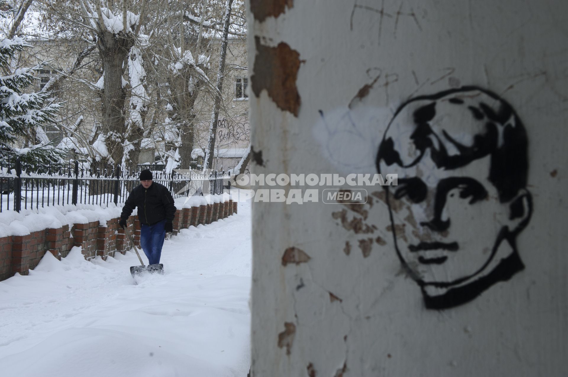 Екатеринбург. Дворник убирает снег во время зимних морозов