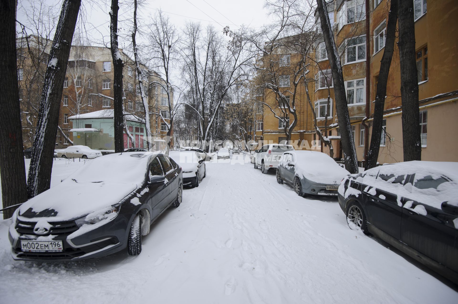 Екатеринбург. Автомобили припаркованные во дворе во время зимних морозов