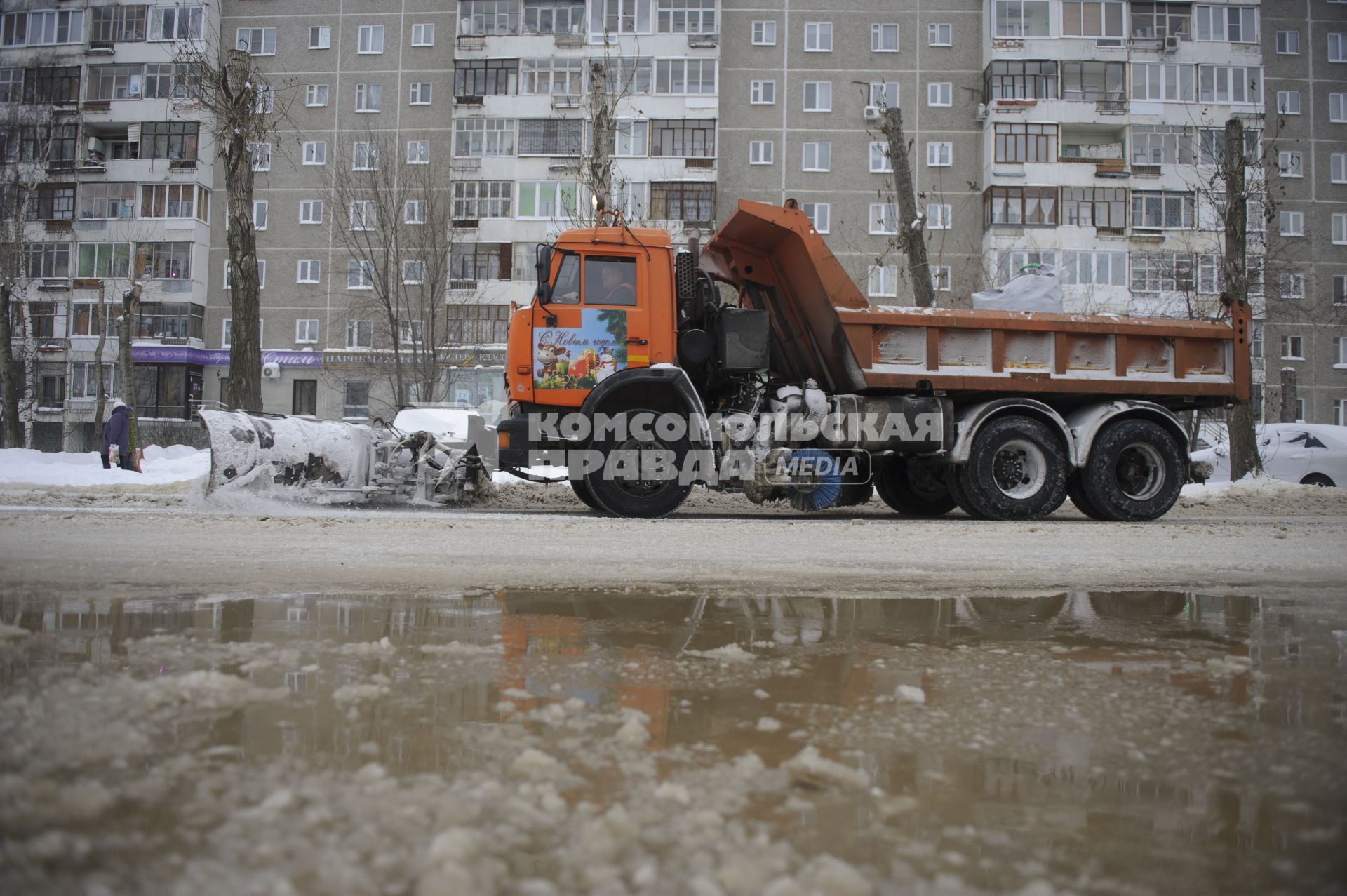 Екатеринбург. Коммунальики устраняют последствия  прорыва водопровода, во время зимних морозов