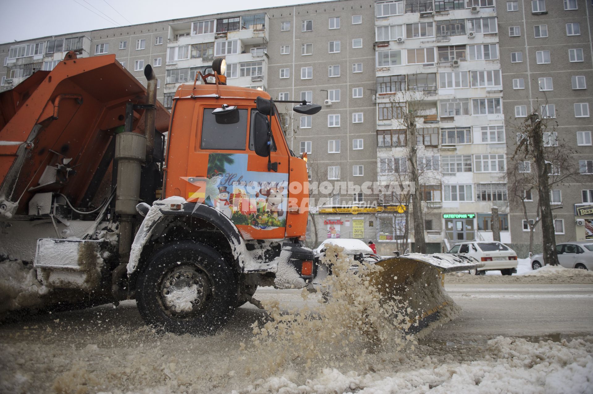 Екатеринбург. Коммунальики устраняют последствия  прорыва водопровода, во время зимних морозов