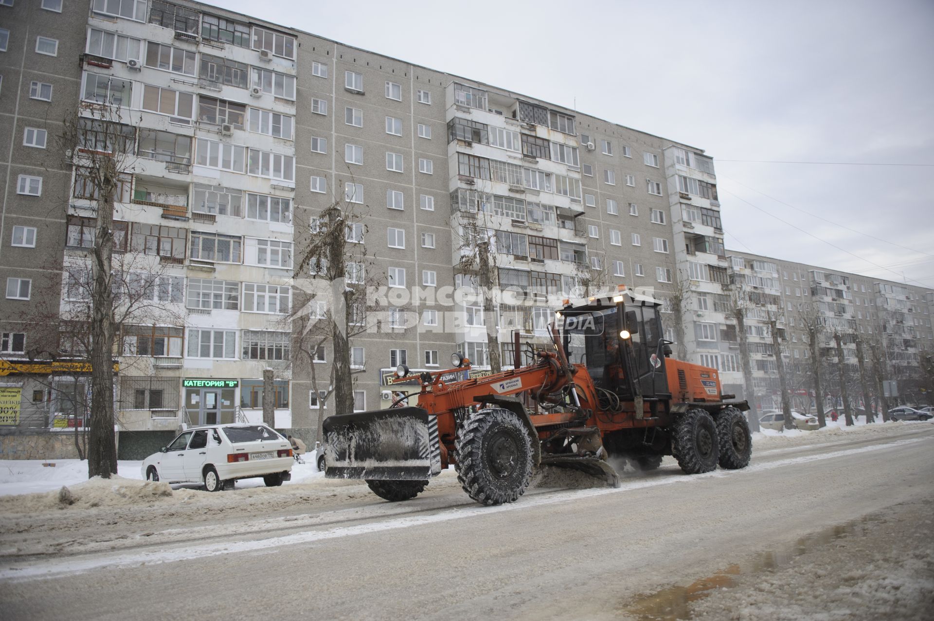 Екатеринбург. Коммунальики устраняют последствия  прорыва водопровода, во время зимних морозов