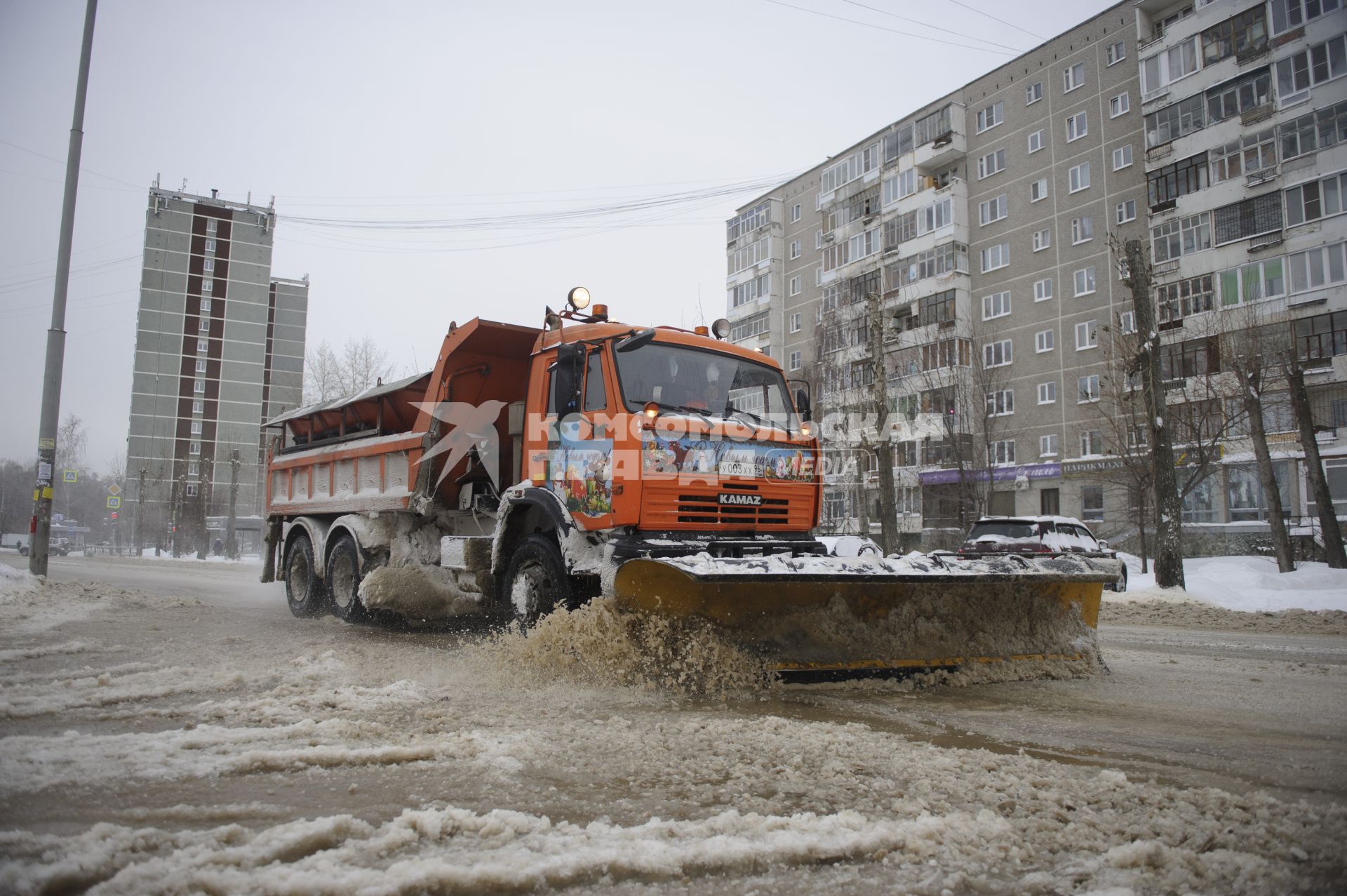 Екатеринбург. Коммунальики устраняют последствия  прорыва водопровода, во время зимних морозов