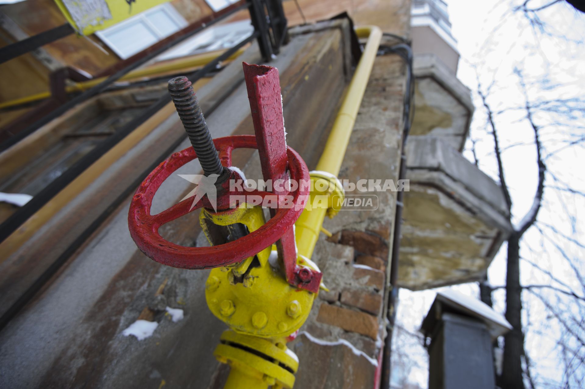 Екатеринбург. Газовая труба с вентилем на стене жилого дома
