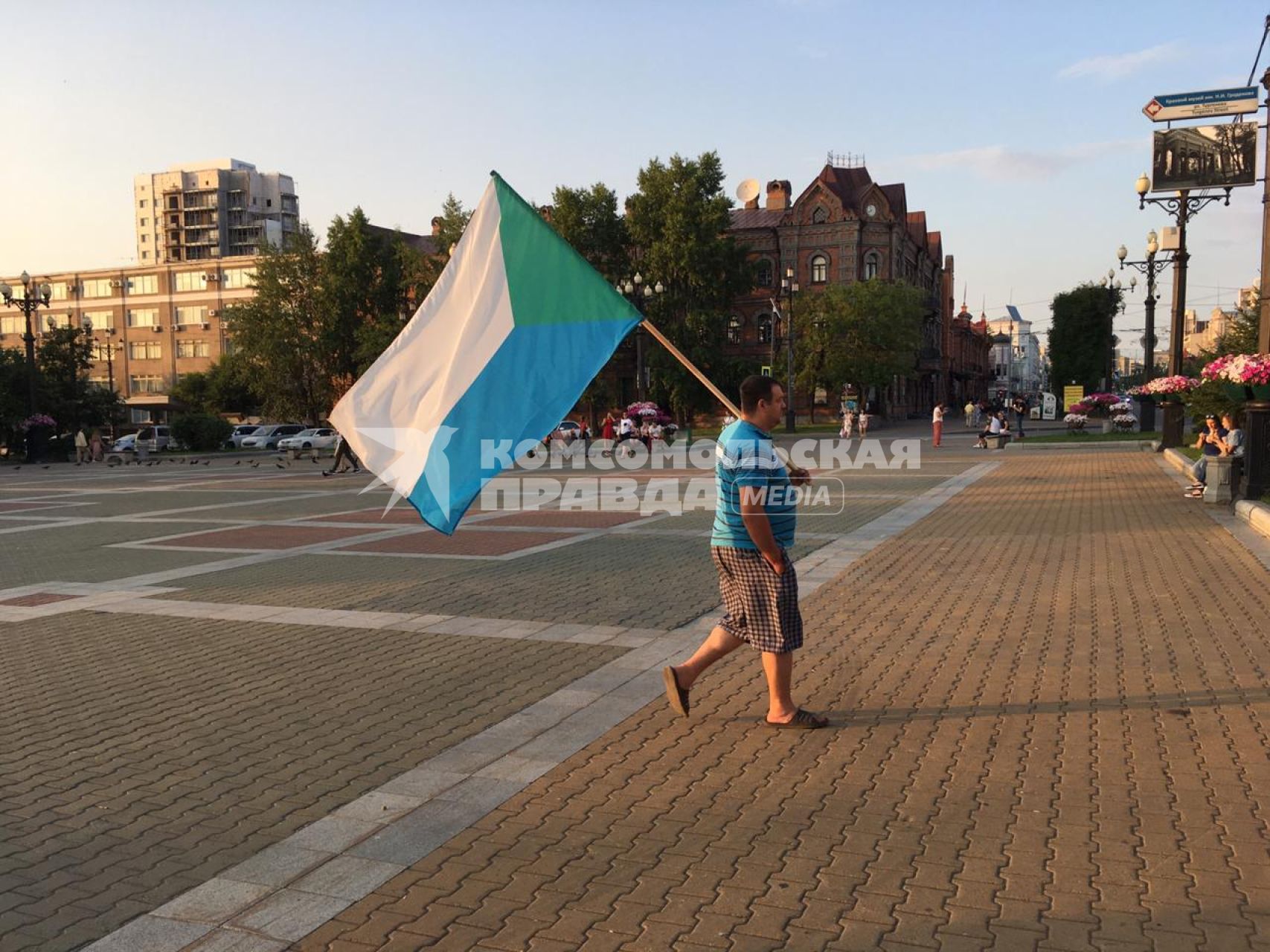 Хабаровск. Участник несанкционированного митинга в поддержку губернатора Хабаровского края Сергея Фургала.