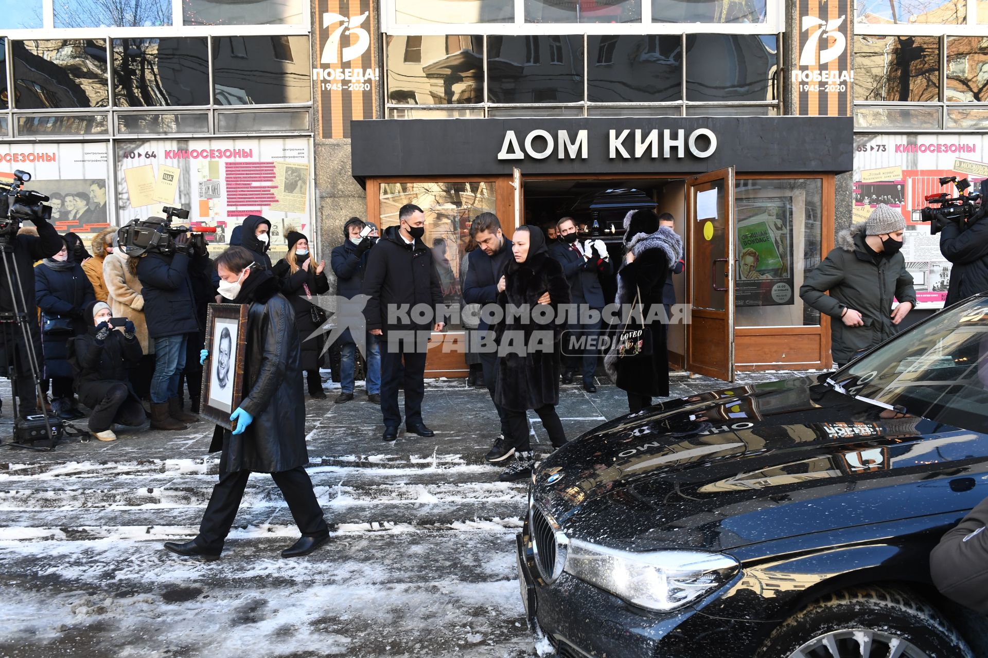 Москва. Вдова художественного руководителя `Ералаша` Бориса Грачевского актриса Екатерина Белоцерковская (в центре) и его сын Максим Грачевский (слева) у Дома кино во время церемонии прощания с художественным руководителем `Ералаша` Борисом Грачевским.