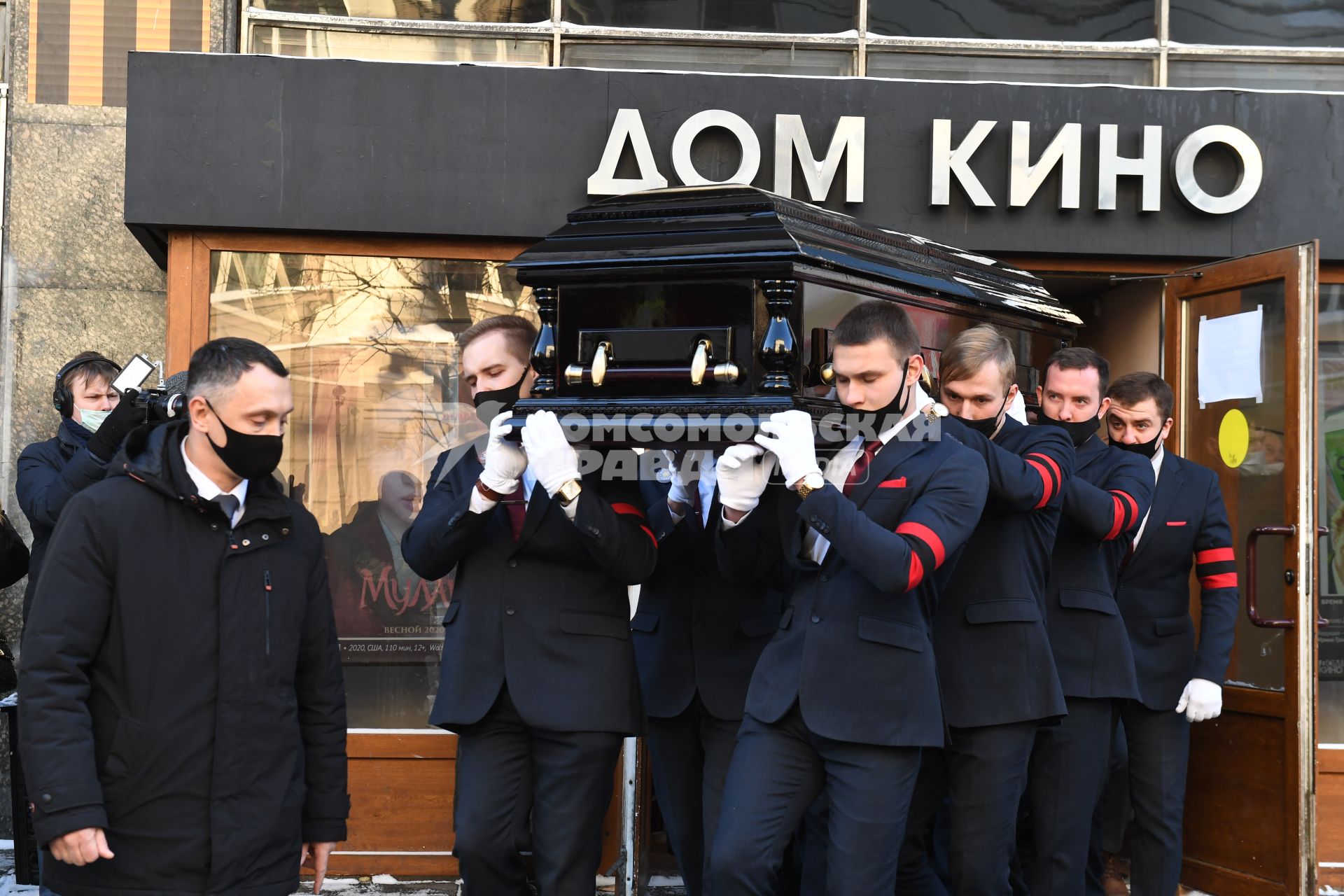 Москва. У Дома кино во время церемонии прощания с художественным руководителем `Ералаша` Борисом Грачевским.