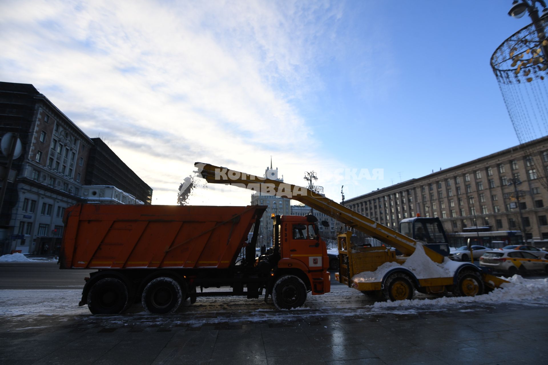 Москва.   Снегоуборочная техника на Триумфальной площади.