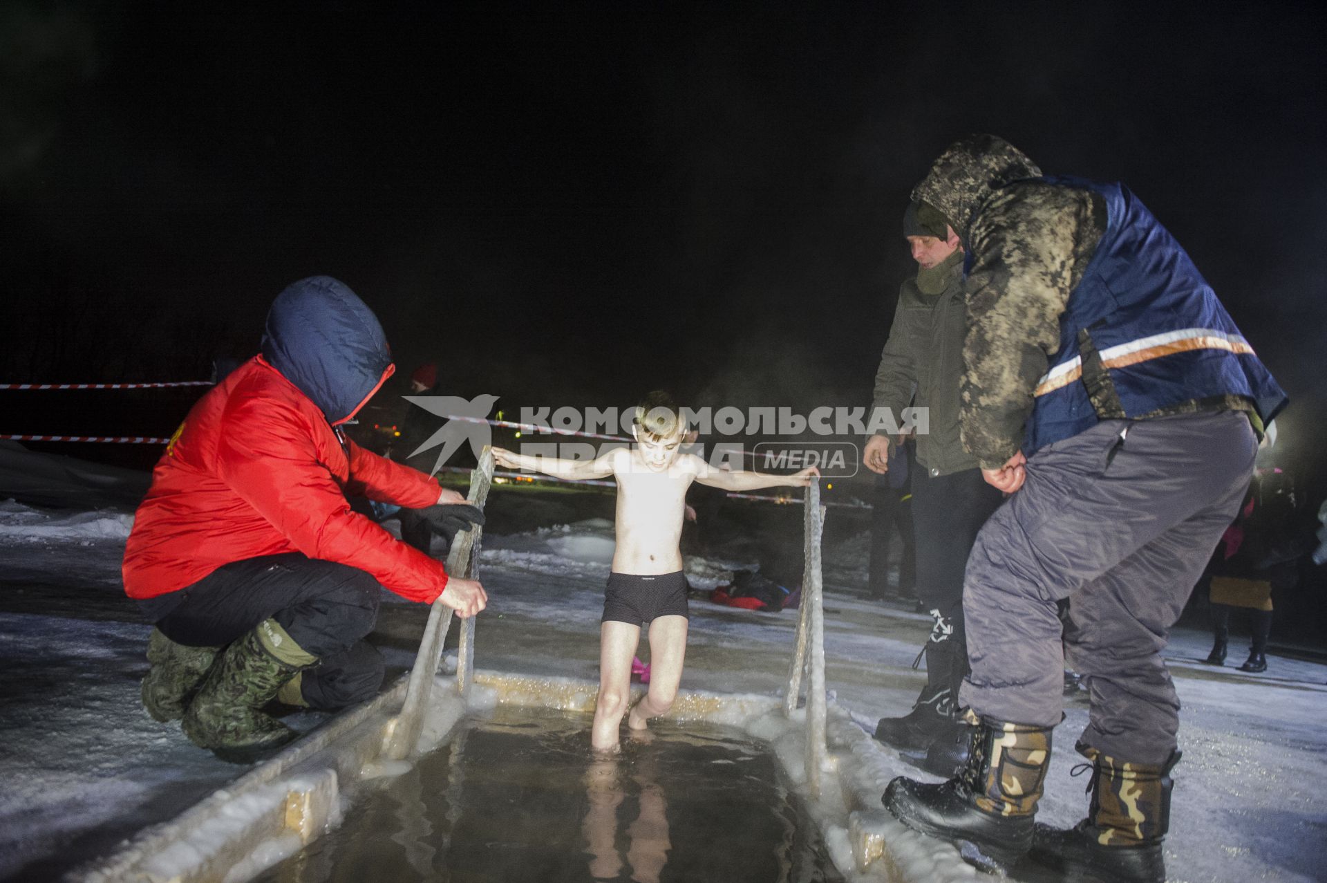 Екатеринбург. Крещенские купания на Верх-Исетском пруду в ночь на 19 января 2021г