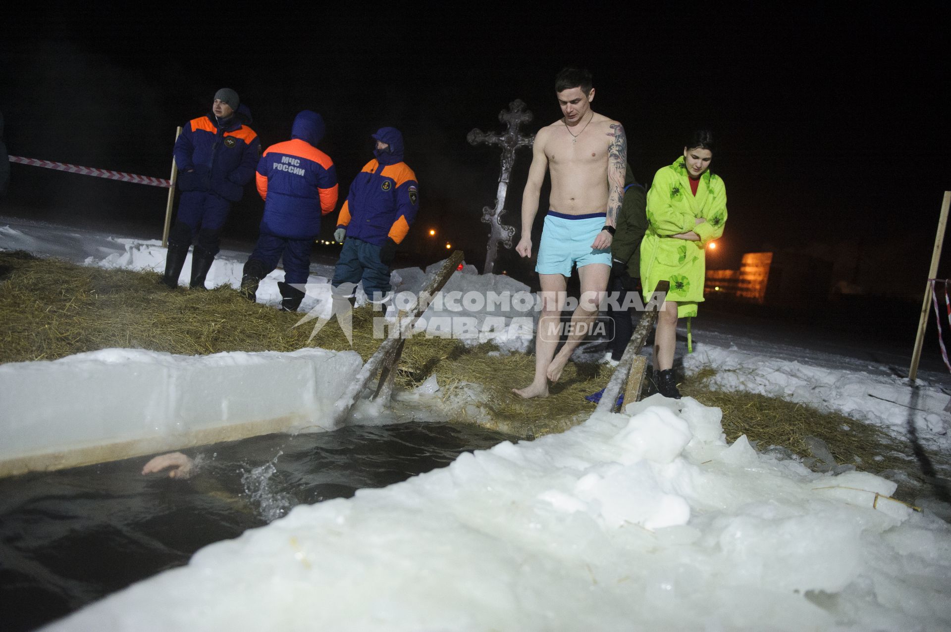 Екатеринбург. Крещенские купания на Верх-Исетском пруду в ночь на 19 января 2021г