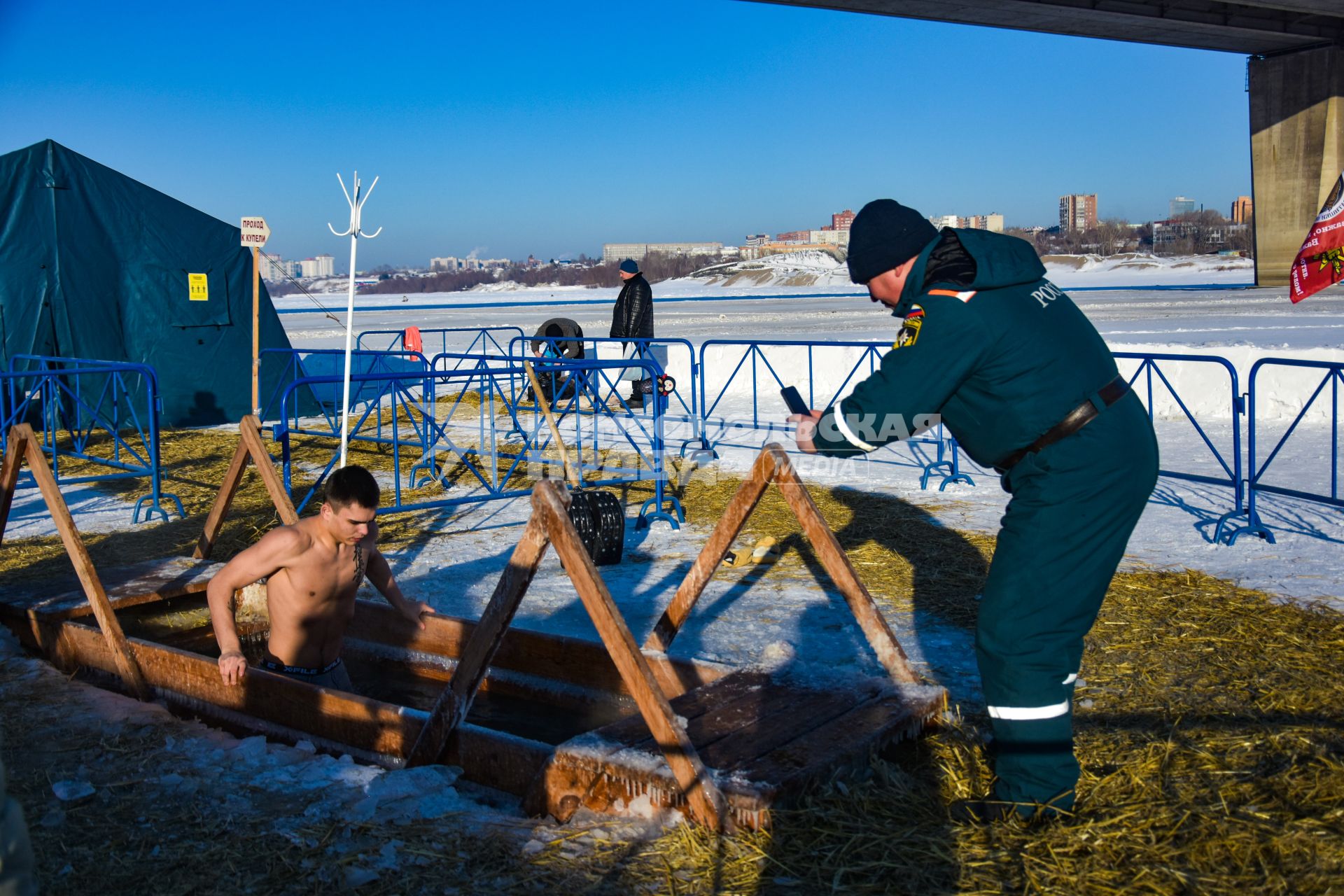 Новосибирск. Верующие во время крещенского купания в проруби на реке Обь.