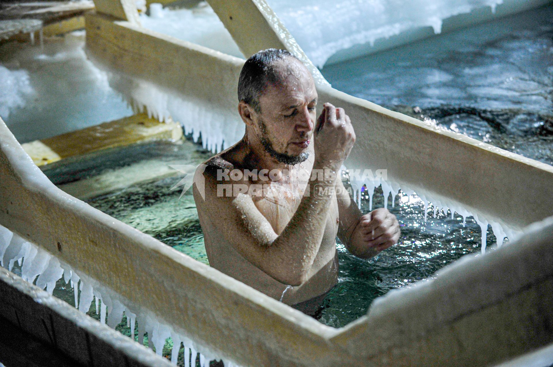 Владивосток. Крещенские ночные купания в соленой проруби Японского моря.