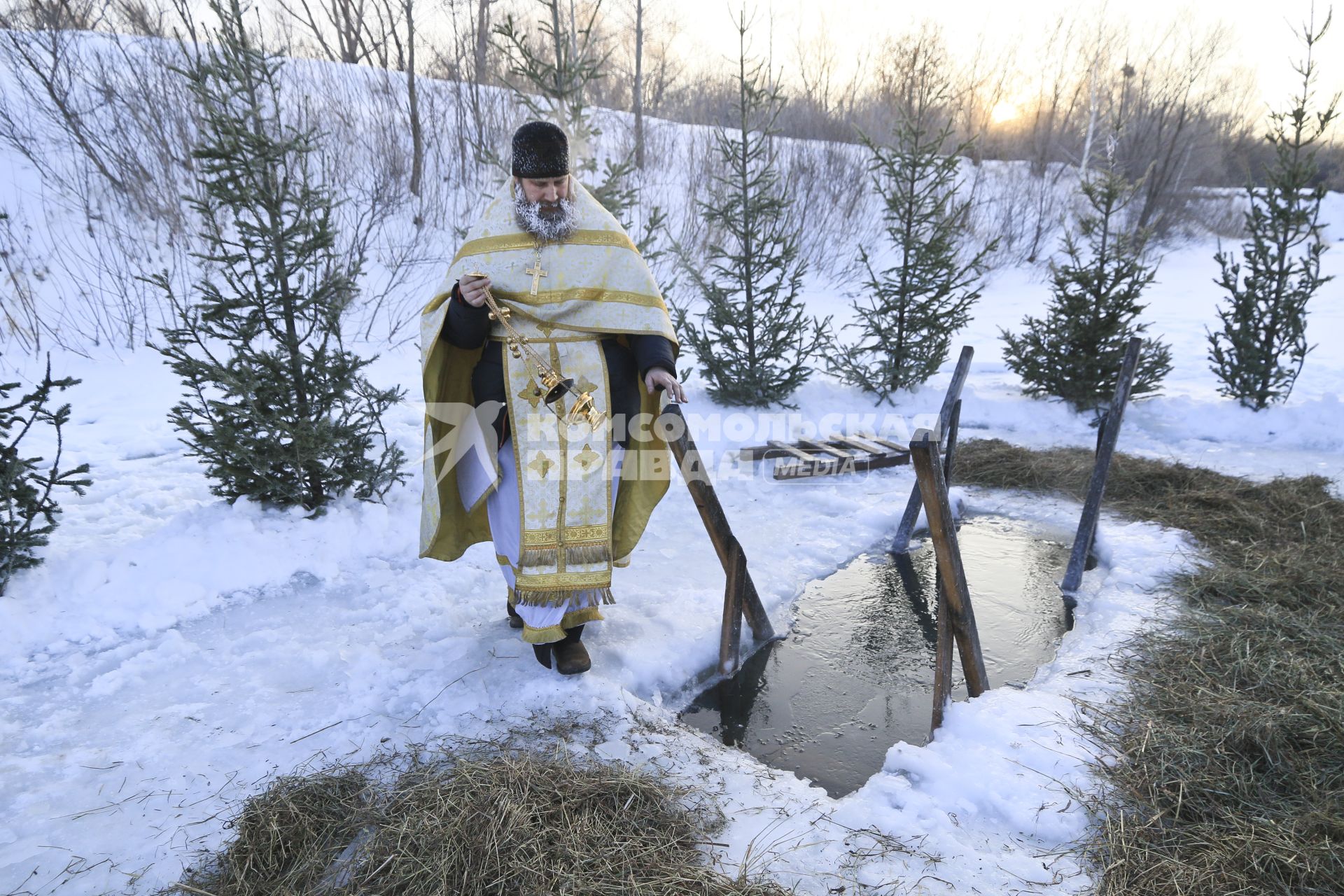 Барнаул. Батуюшка освящает воду на реки Оби в праздник Крещения Господня.