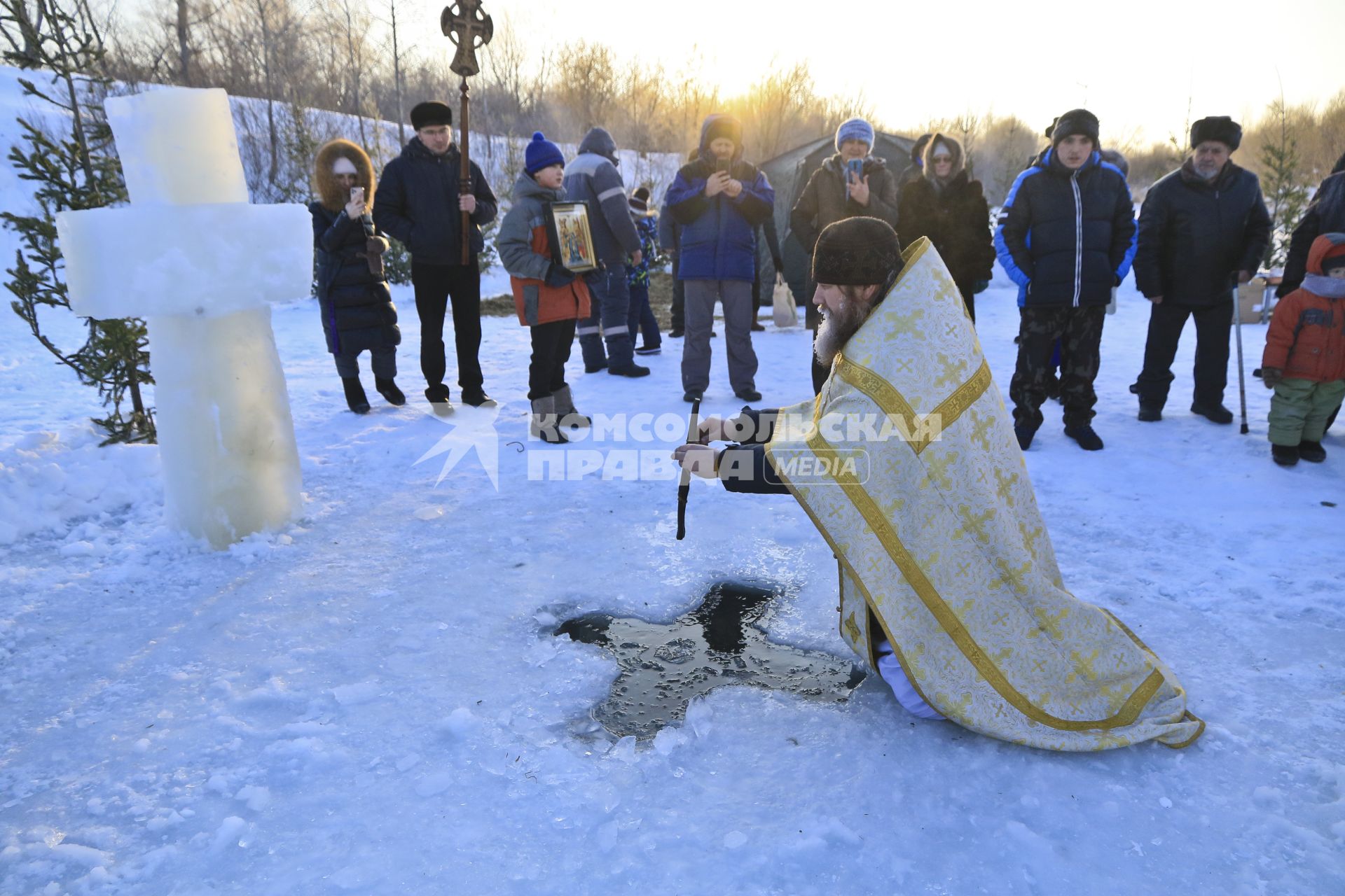 Барнаул. Батуюшка освящает воду на реки Оби в праздник Крещения Господня.