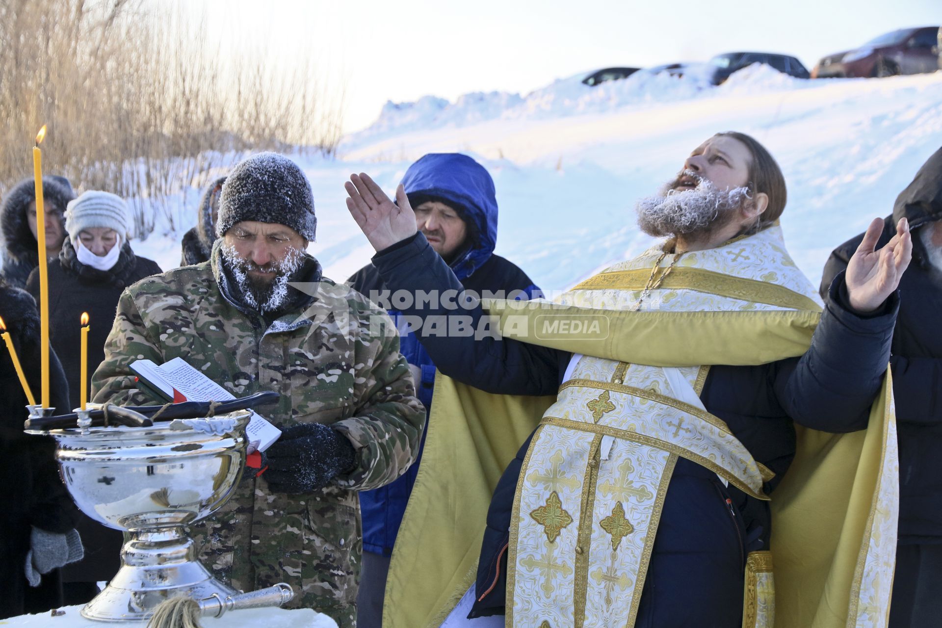 Барнаул. Батуюшка освящает воду на реки Оби в праздник Крещения Господня.