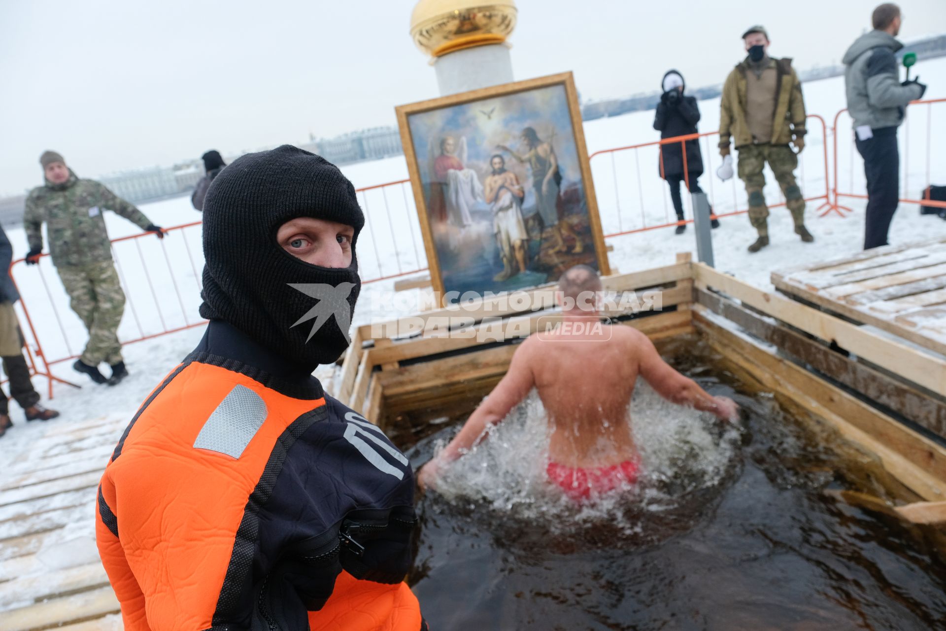 Санкт-Петербург. Санкт-Петербург. Мужчина во время крещенских купаний в купели у  Петропавловской крепости.