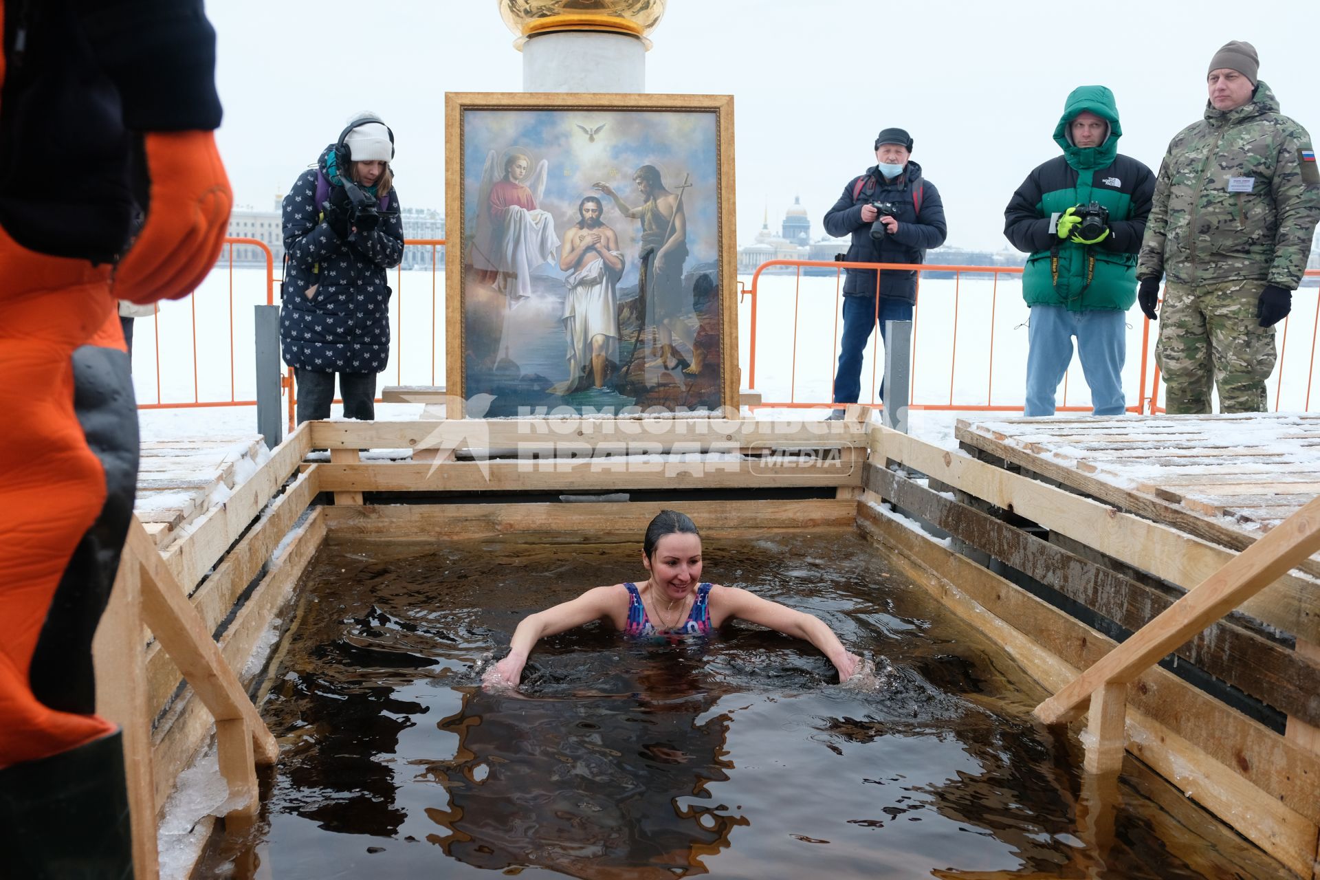 Санкт-Петербург. Санкт-Петербург. Женщина во время крещенских купаний в купели у  Петропавловской крепости.