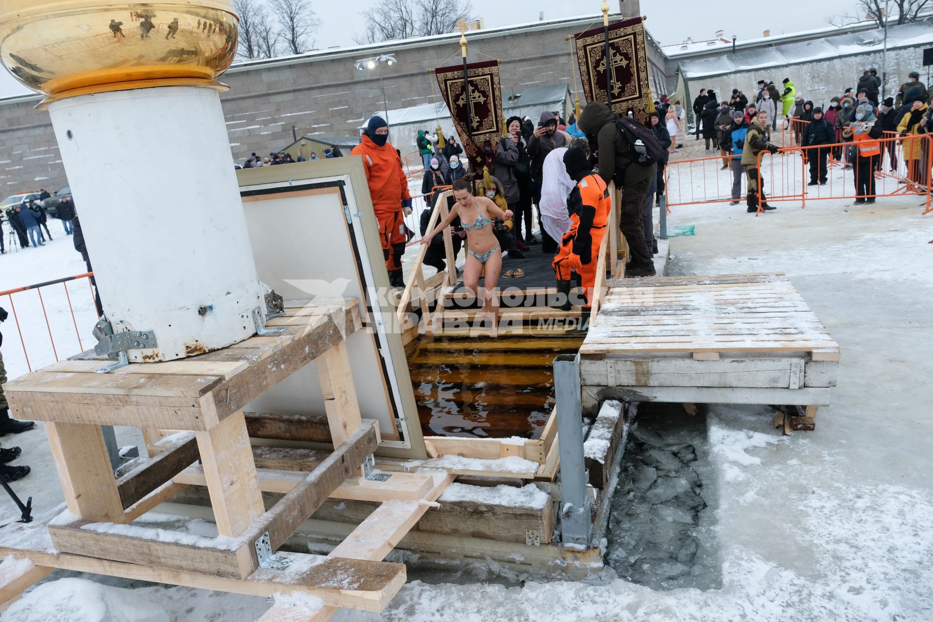 Санкт-Петербург. Санкт-Петербург. Женщина во время крещенских купаний в купели у  Петропавловской