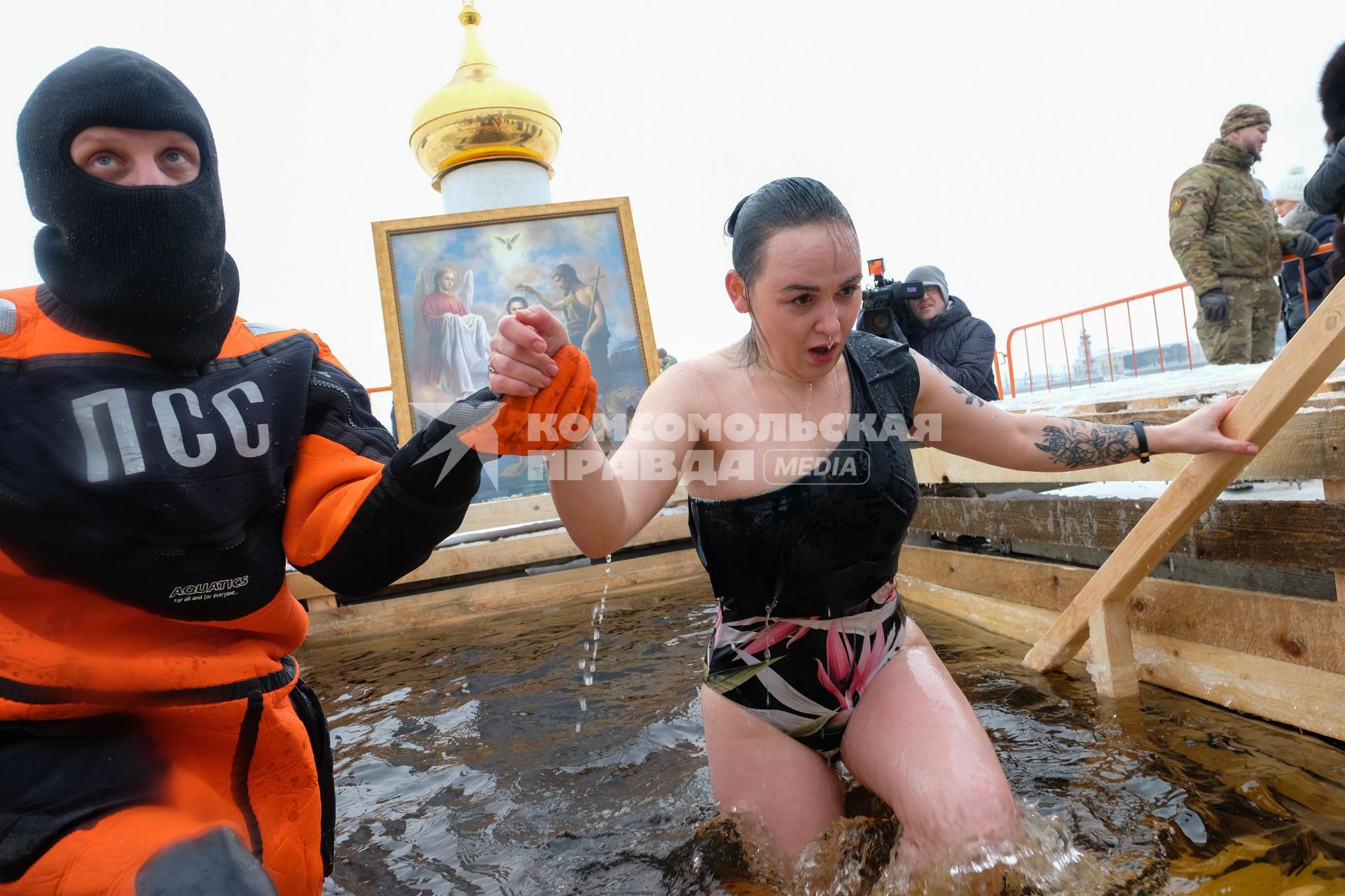 Санкт-Петербург. Санкт-Петербург. Женщина во время крещенских купаний в купели у  Петропавловской крепости.