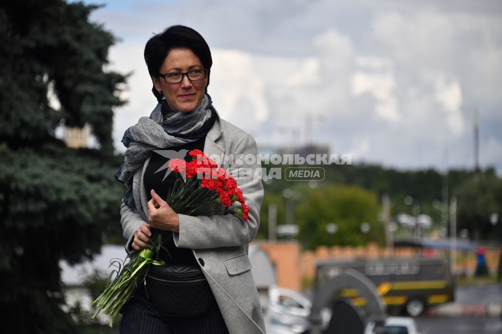 Москва. Телеведущая Ирина Полякова перед началом церемонии прощания с телеведущим Александром Беляевым на Троекуровском кладбище.