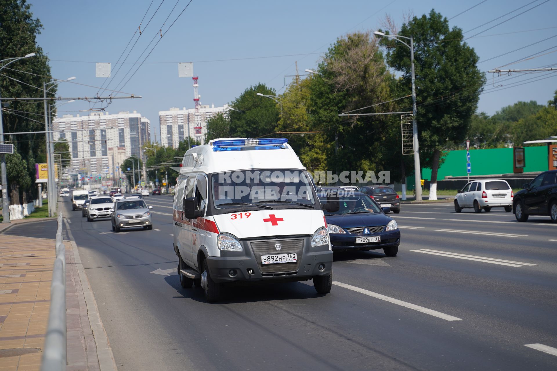 Самара.  Автомобиль скорой помощи на одной из улиц города.