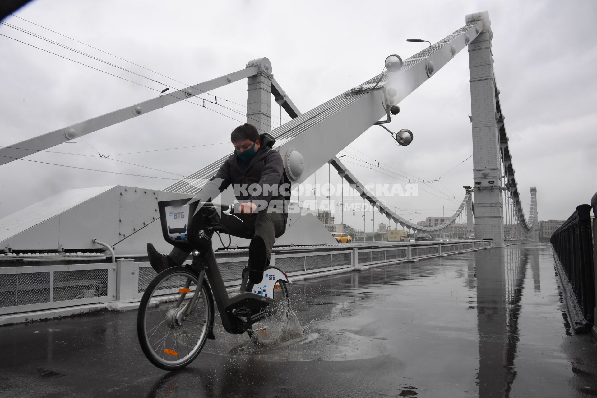 Москва. Корреспондент КП Павел Клоков едет на велосипеде.