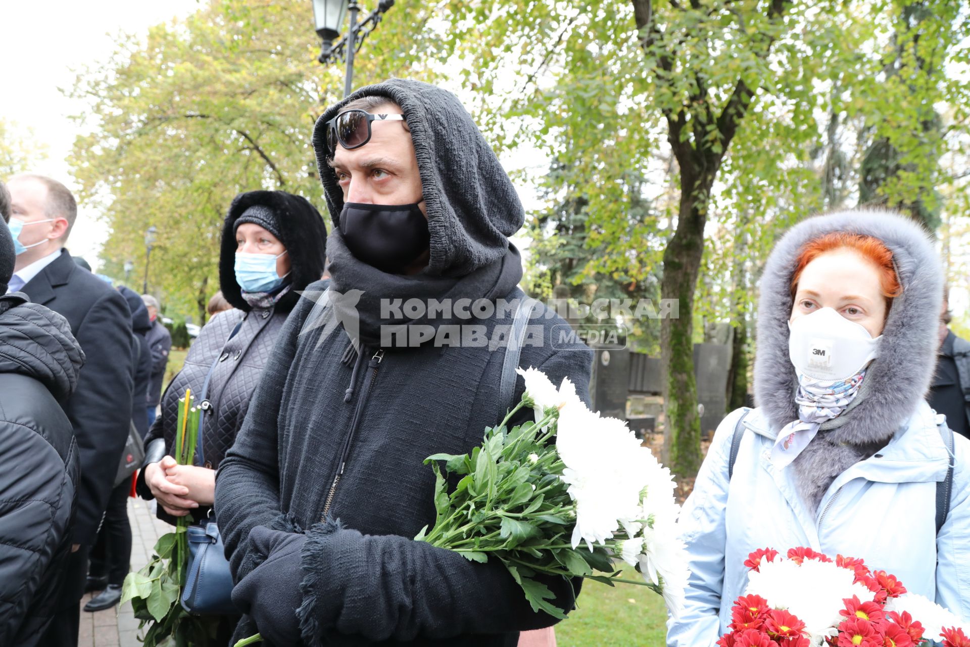 Новодевичье кладбище. Открытие памятника худруку ЛЕНКОМА Марку Захарову работы известного скульптора Александра Рукавишникова. 2020. На снимке: актер Александр Лазарев