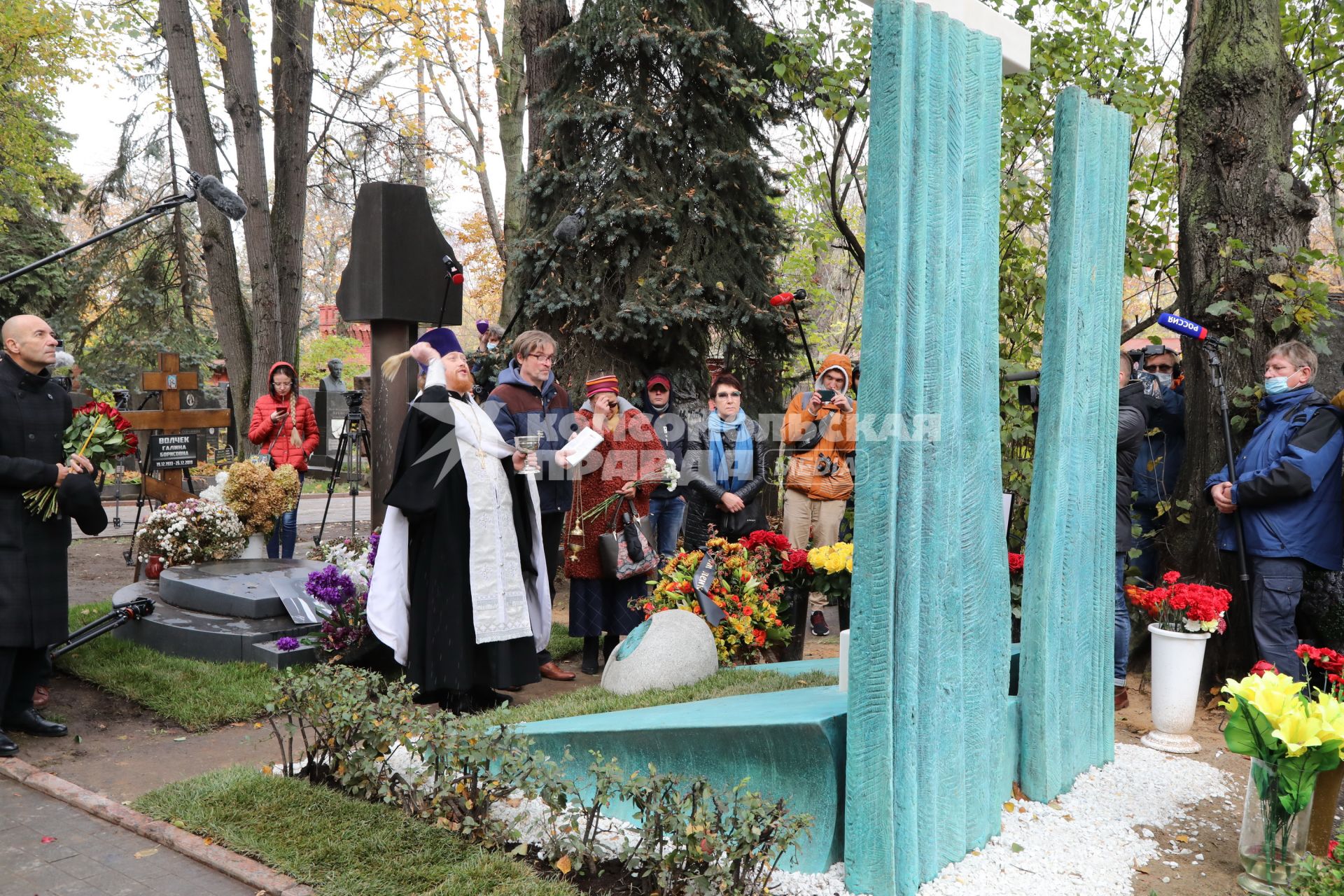 Новодевичье кладбище. Открытие памятника худруку ЛЕНКОМА Марку Захарову работы известного скульптора Александра Рукавишникова. 2020