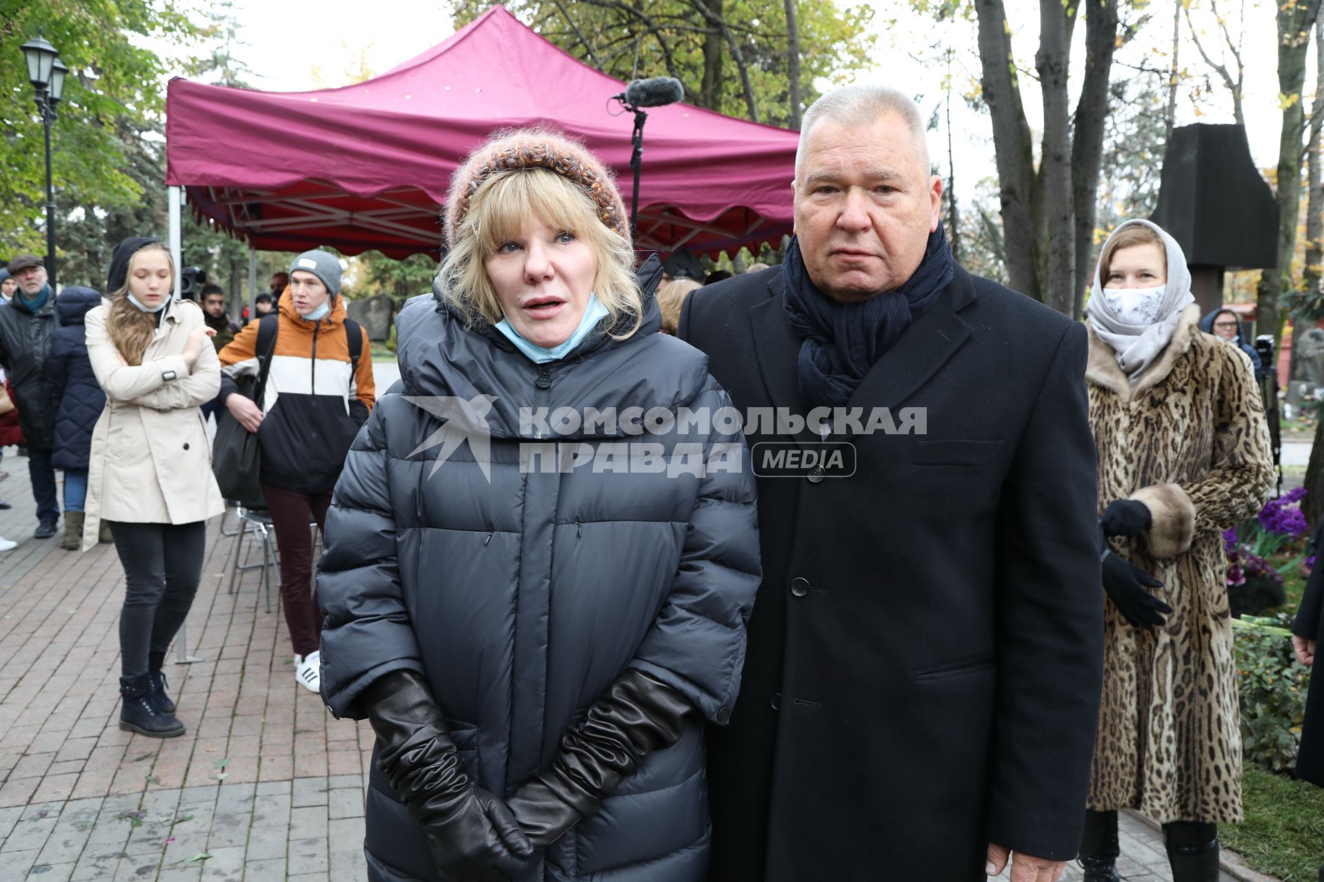 Новодевичье кладбище. Открытие памятника худруку ЛЕНКОМА Марку Захарову работы известного скульптора Александра Рукавишникова. 2020. На снимке: дочь Марка Захарова, актриса Александра Захарова и скульптор Александр Рукавишников