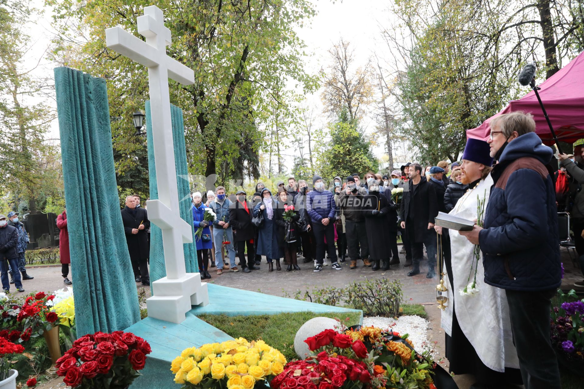 Новодевичье кладбище. Открытие памятника худруку ЛЕНКОМА Марку Захарову работы известного скульптора Александра Рукавишникова. 2020