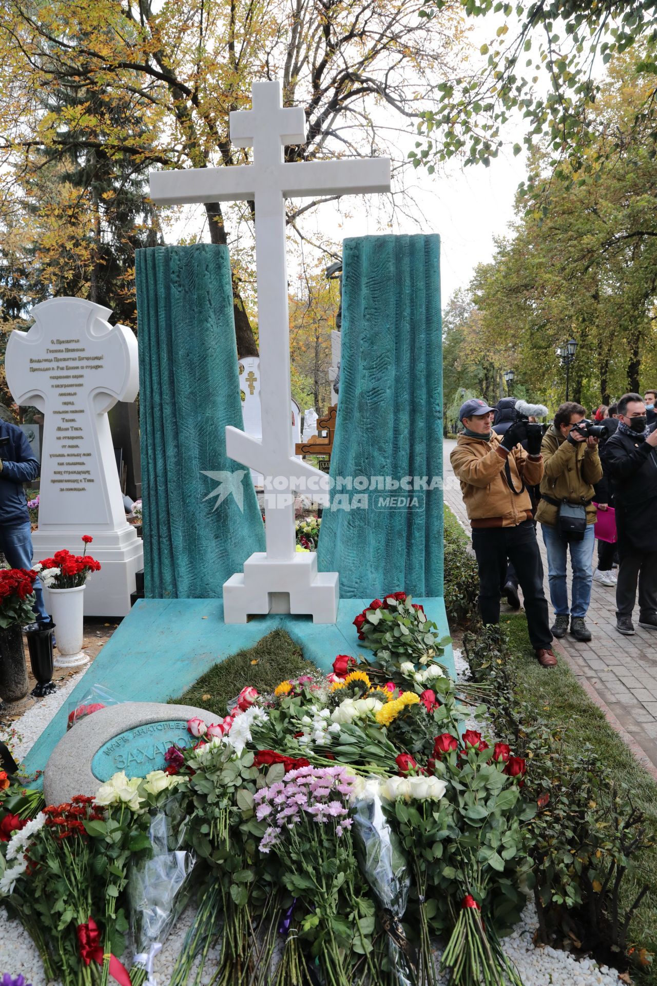 Новодевичье кладбище. Открытие памятника худруку ЛЕНКОМА Марку Захарову работы известного скульптора Александра Рукавишникова. 2020