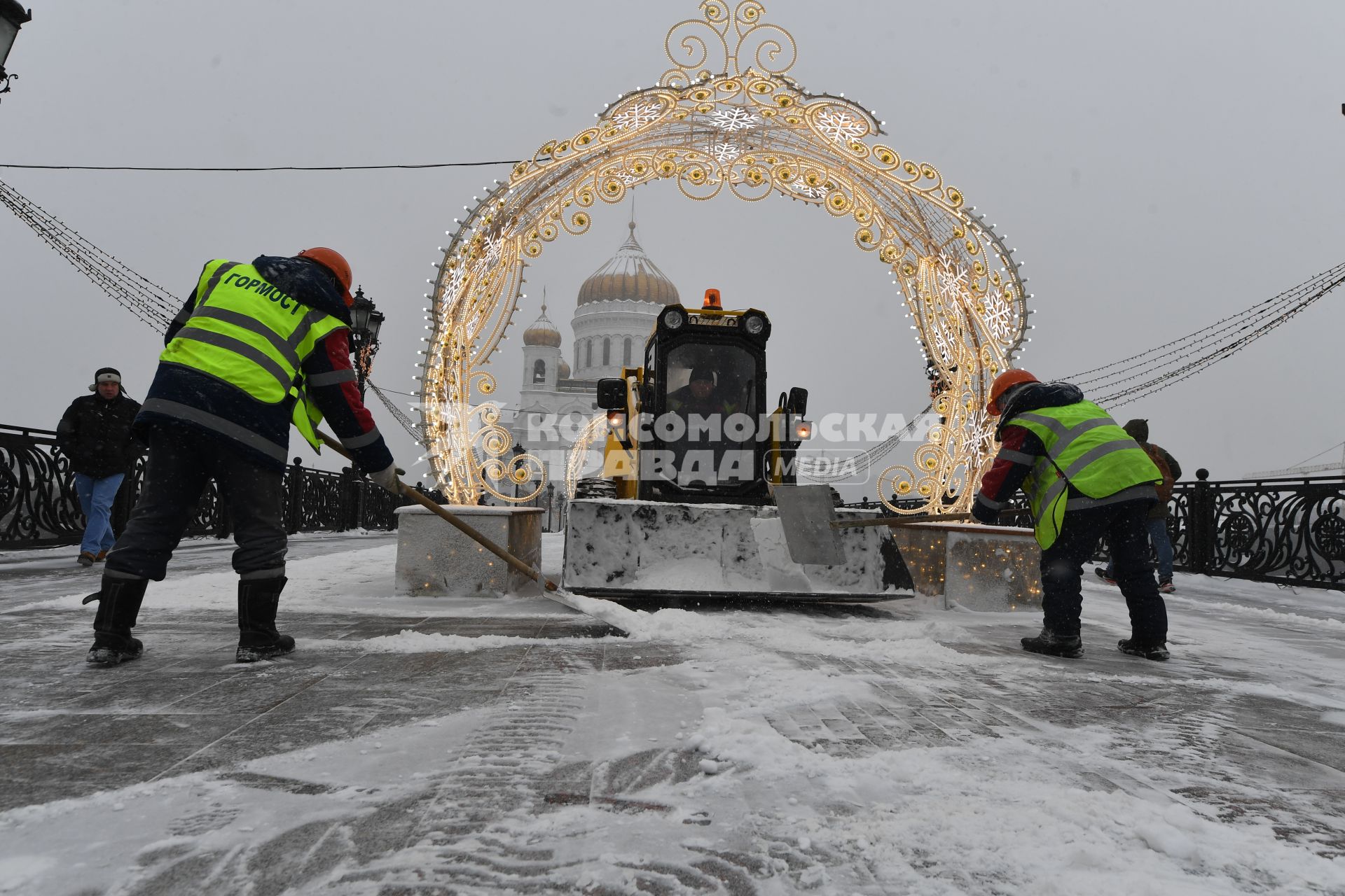 Москва.  Уборка снега на Патриаршем мосту у храма Христа Спасителя.