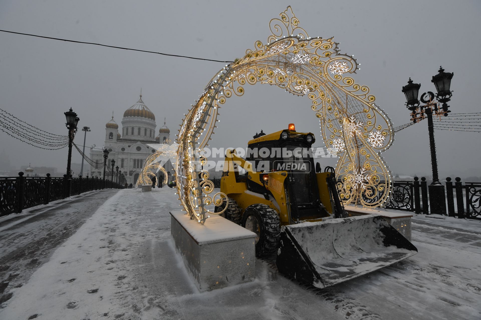 Москва.  Уборка снега на Патриаршем мосту у храма Христа Спасителя.