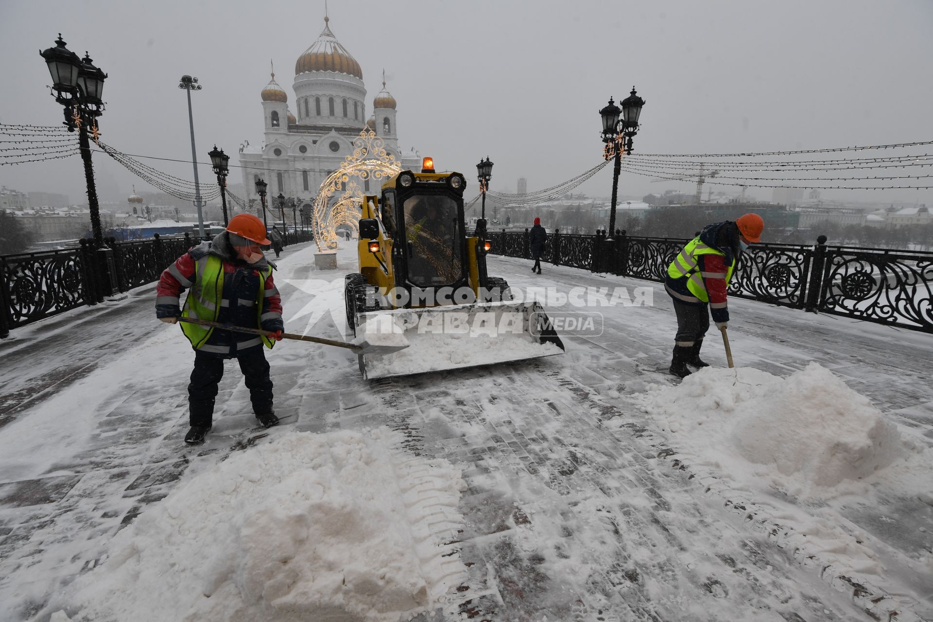 Москва.  Уборка снега на Патриаршем мосту у храма Христа Спасителя.