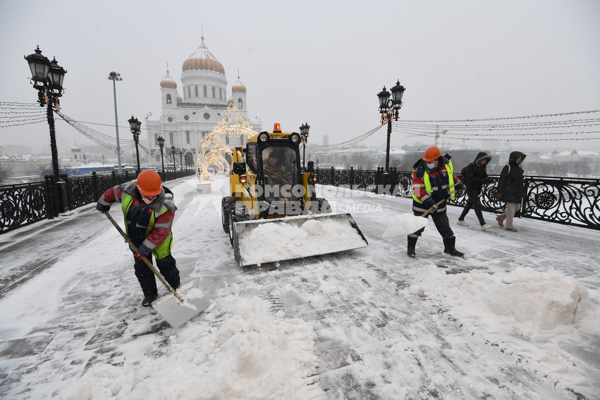 Москва.  Уборка снега на Патриаршем мосту у храма Христа Спасителя.