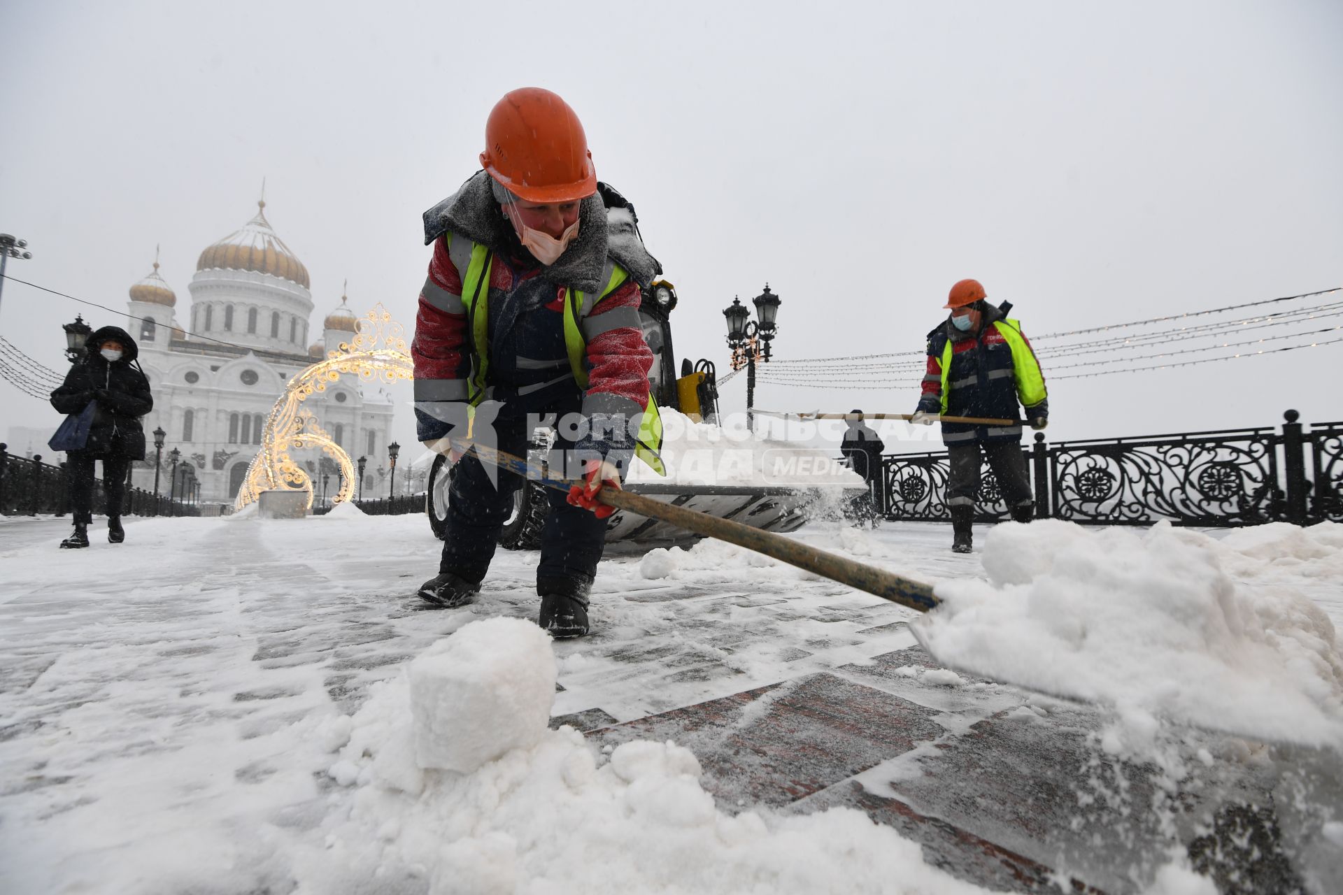 Москва.  Уборка снега на Патриаршем мосту у храма Христа Спасителя.