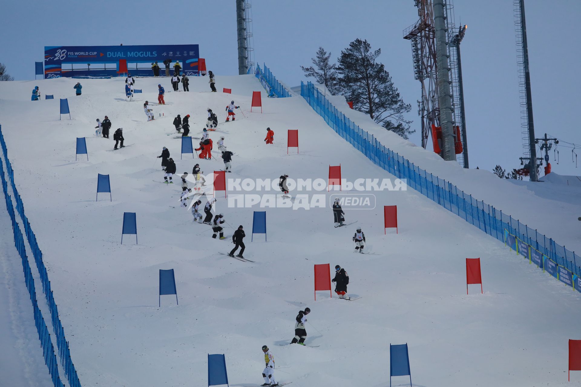 Красноярск. Спортсмены во время соревнований по фристайлу в дисциплине парный могул в рамках Всемирной зимней универсиады.